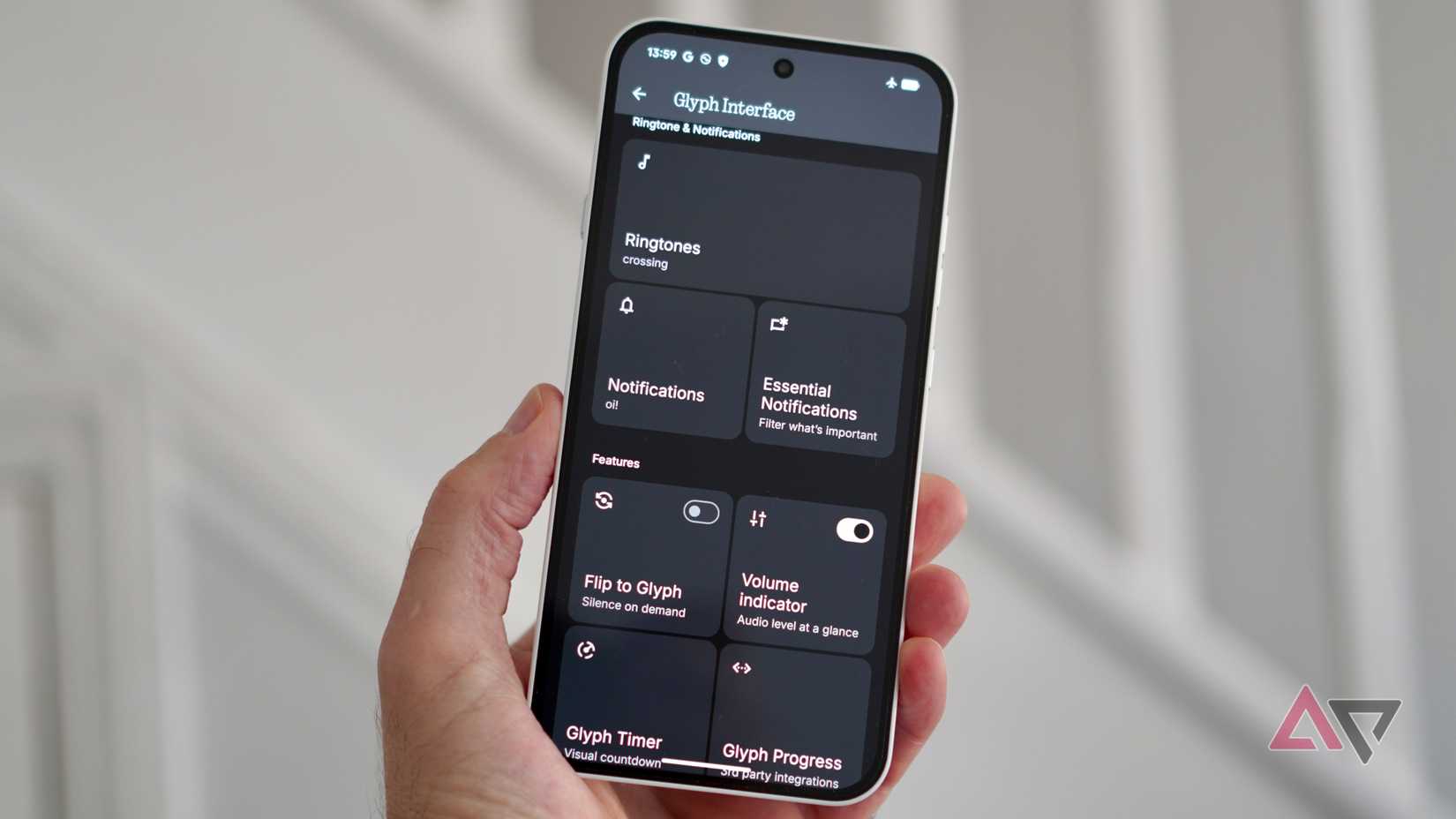 Una persona con in mano il Nothing Phone (4a) che mostra le funzionalità della Glyph Bar