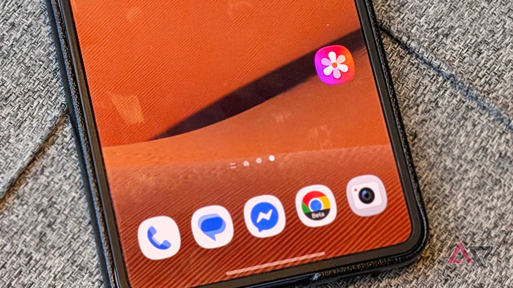 Samsung-Galaxy-One-UI-home-screen-with-the-gallery-app-and-Google-services-1