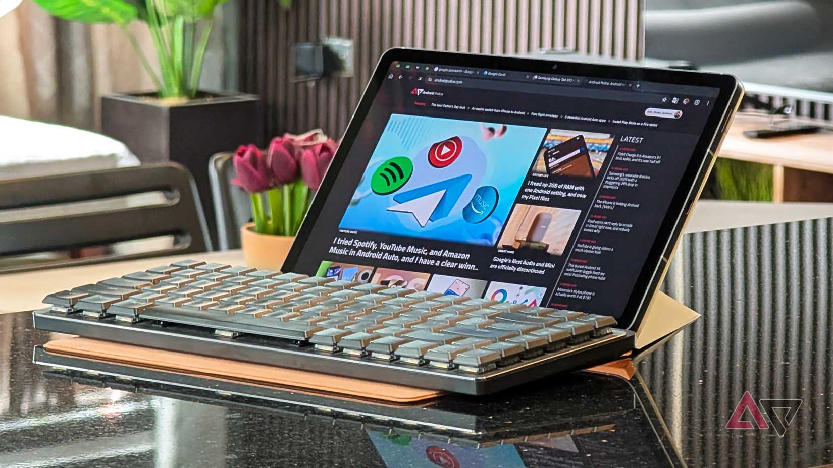 Samsung-Galaxy-Tablet-with-a-keyboard-on-DeX-mode-or-Desktop-Mode