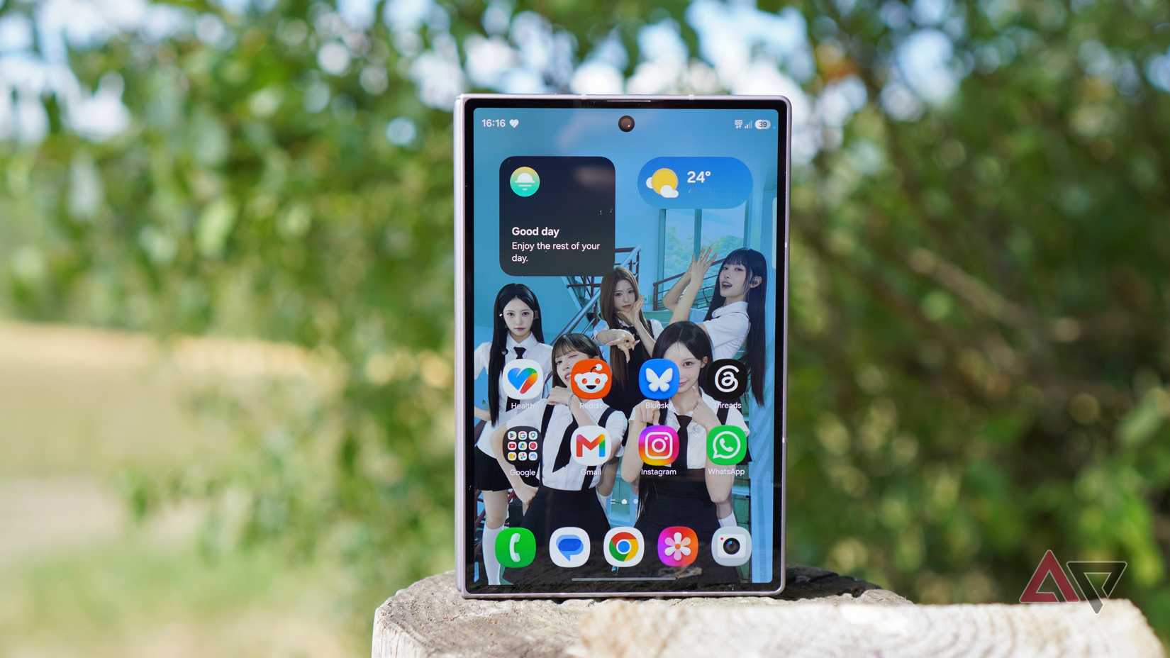 The home screen on the closed Samsung Galaxy Z Fold 8