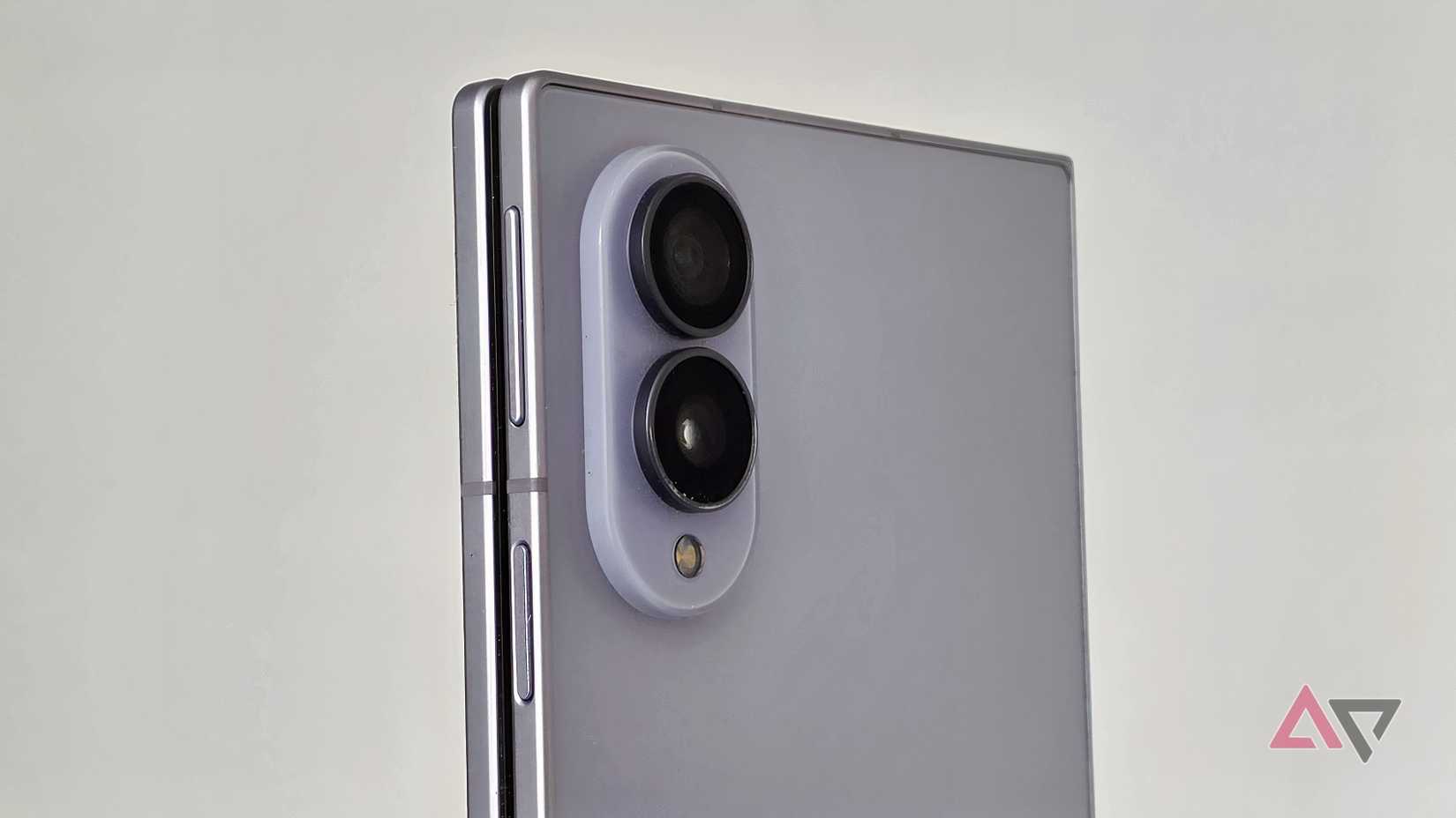 Il retro di un Samsung Galaxy Z Fold 8 ripiegato.