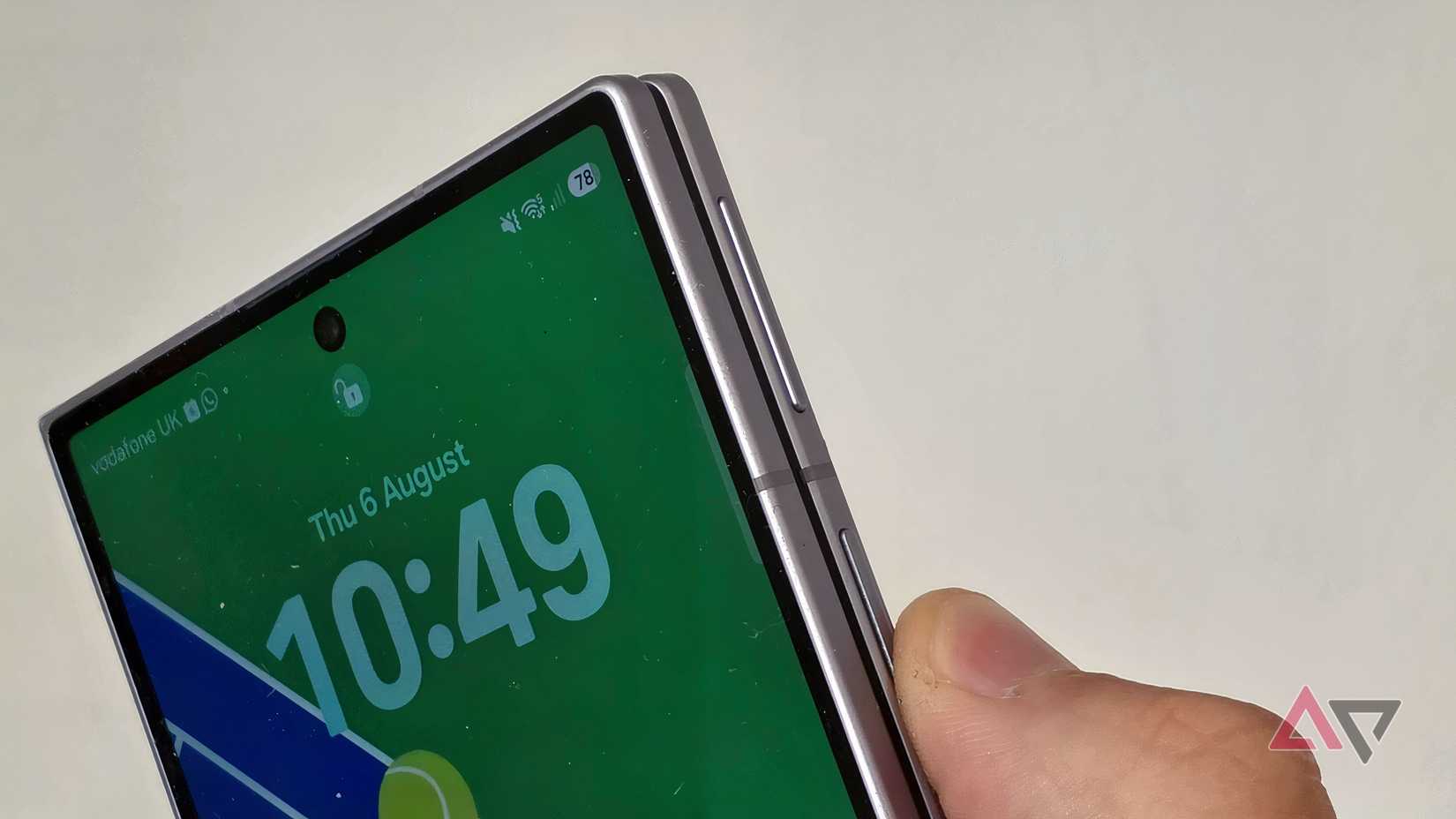 Lo scanner di impronte digitali di un Samsung Galaxy Z Fold 8, quando è chiuso.