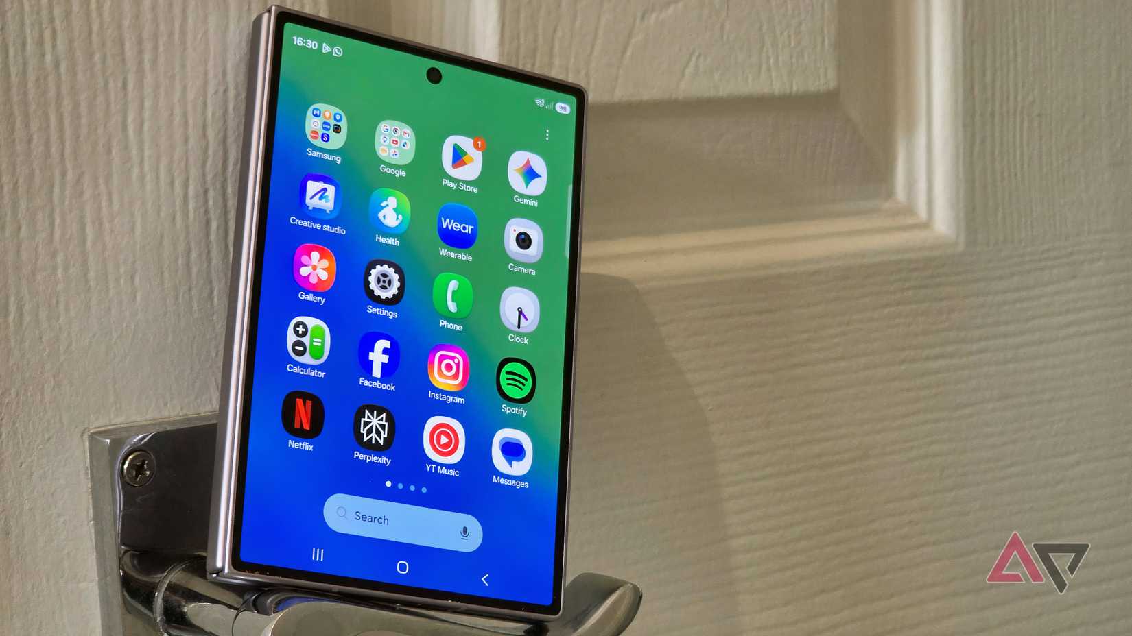 Il Samsung Galaxy Z Fold 8 appoggiato alla maniglia di una porta.