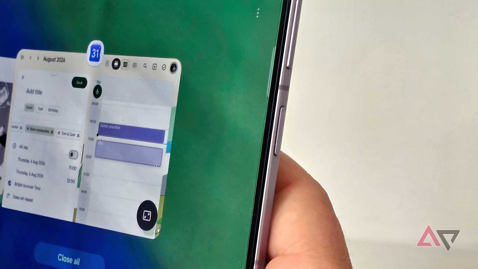 Il Samsung Galaxy Z Fold 8 con la finestra del calendario aperta, con l’attenzione concentrata sullo scanner di impronte digitali.
