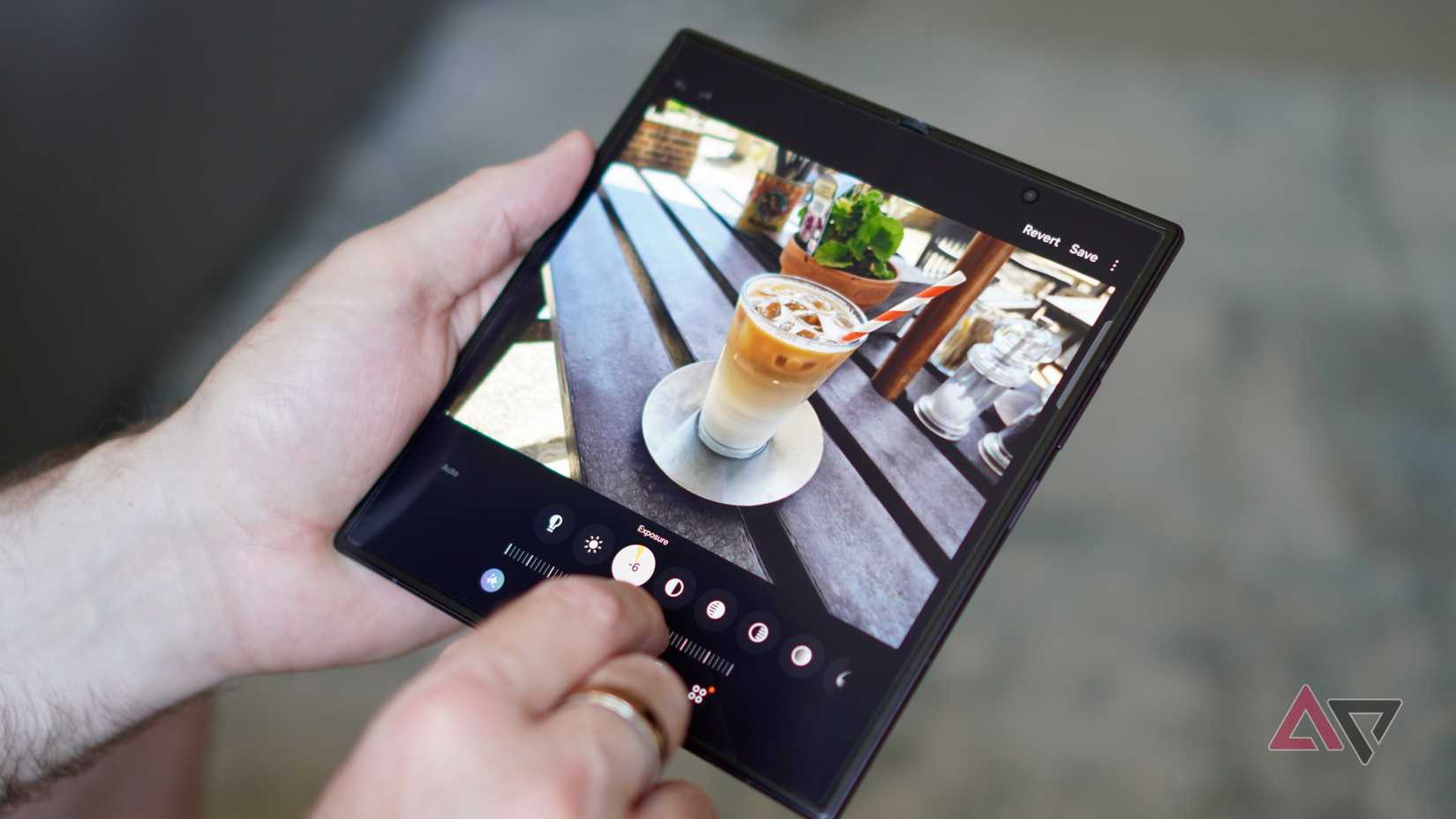 Una persona con in mano il Samsung Galaxy Z Fold 8 Ultra