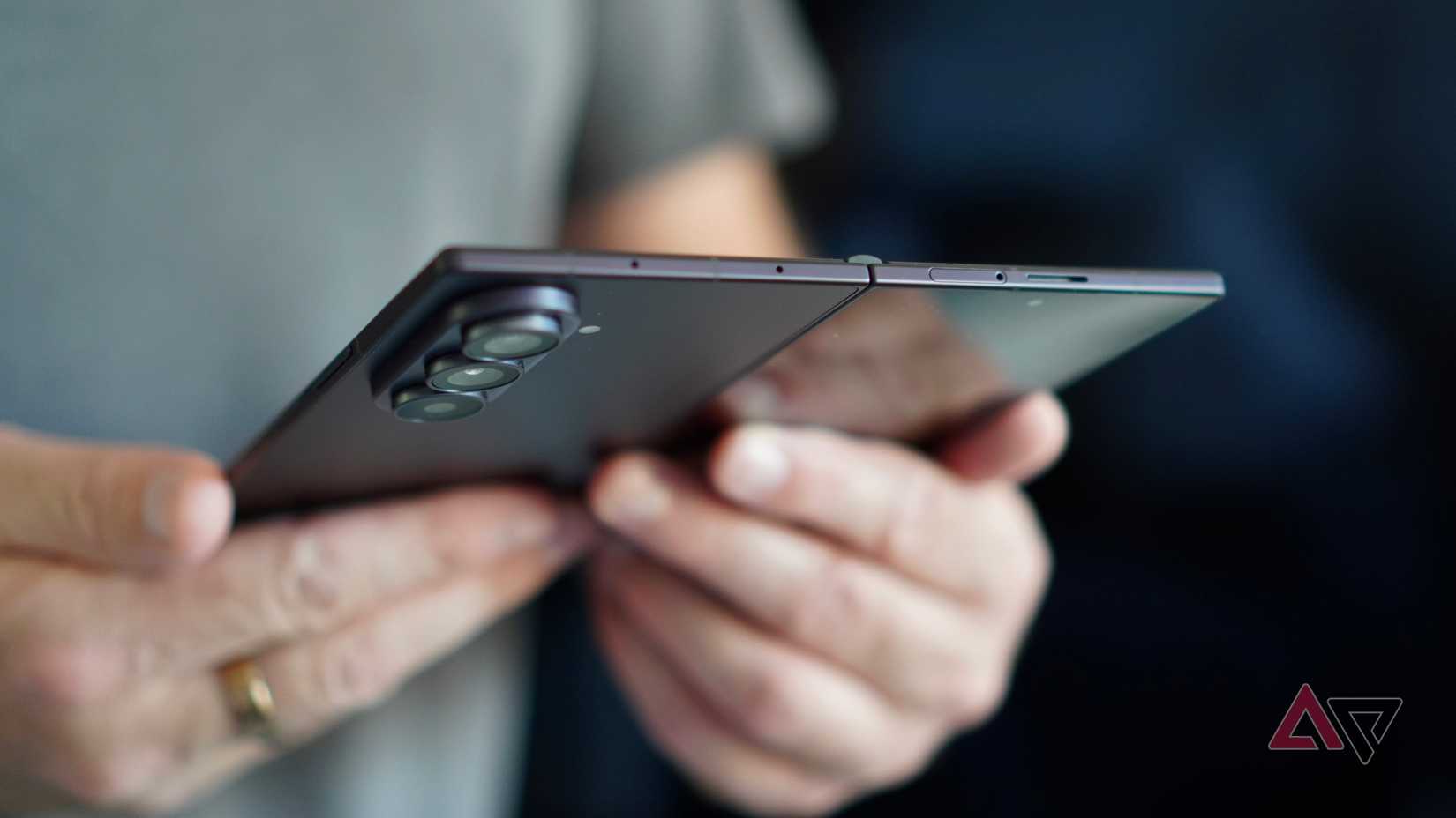 Una persona che tiene in mano il Samsung Galaxy Z Fold 8 Ultra