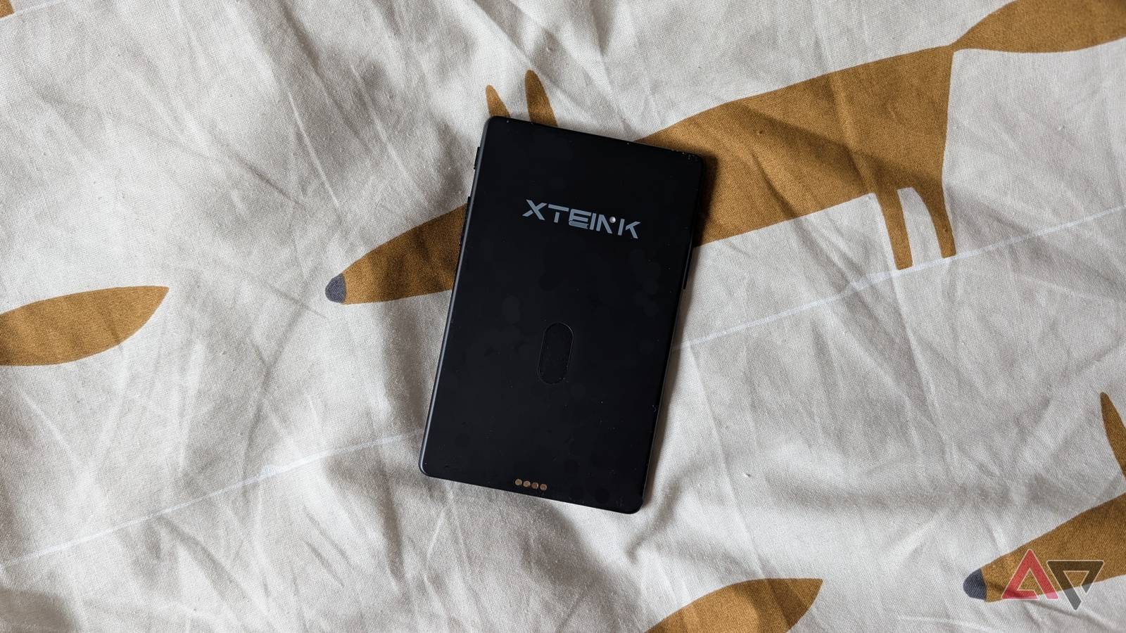 Миниатюрная электронная книга Xteink S4 получила поддержку приложений для чтения Xteink S4 на поверхности кровати