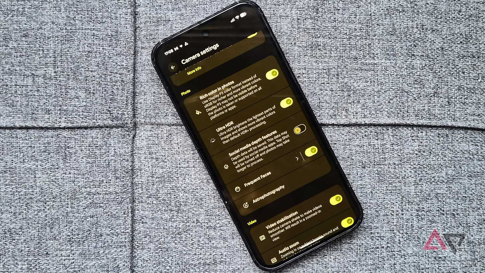 Google Pixel 9 Pro XL з увімкненими налаштуваннями камери