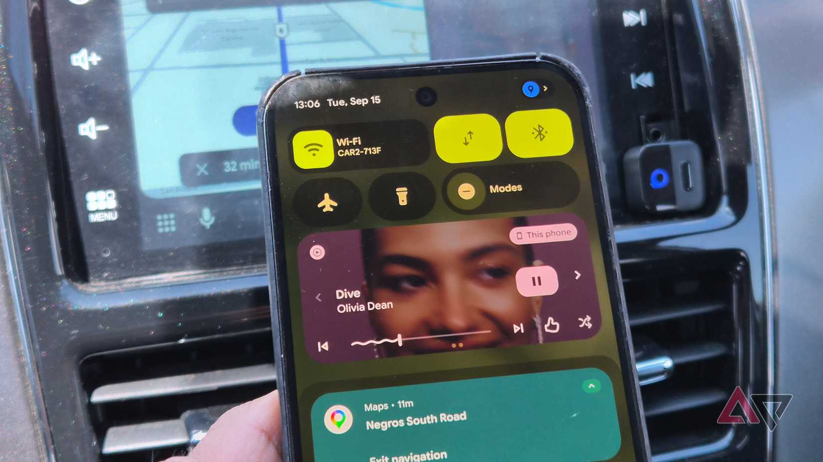 Google Pixel 9 Pro XL con YouTube Music e Google Maps in esecuzione mentre era connesso ad Android Auto wireless