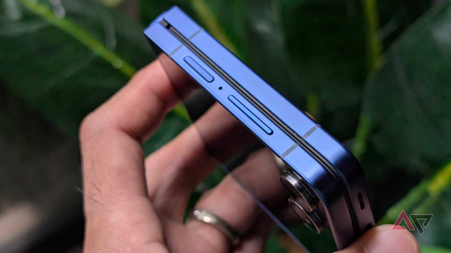 Как Samsung Sound Assistant решает проблему индивидуальной громкости приложений Смартфон Samsung Galaxy Z Flip 7 в разложенном состоянии