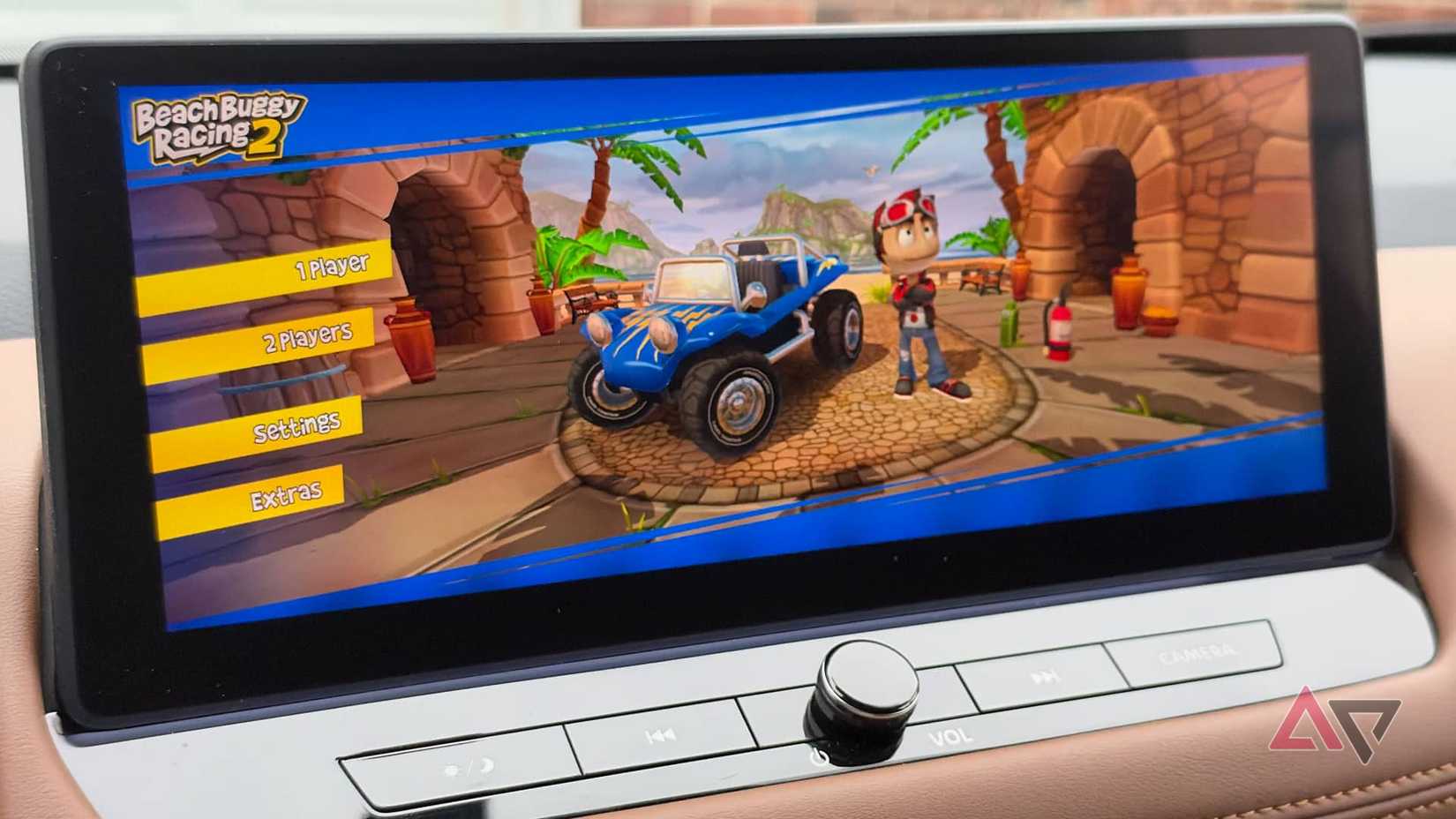 Uno schermo di infotainment sul cruscotto di un'auto che mostra Beach Buggy Racing 2.