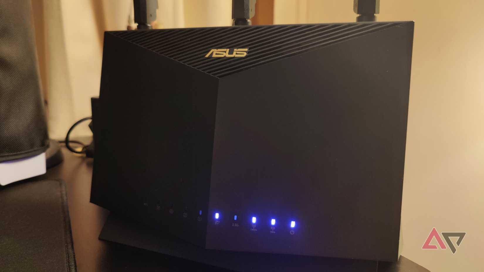 Роутер ASUS RT-AX86U с включенными индикаторами и антеннами