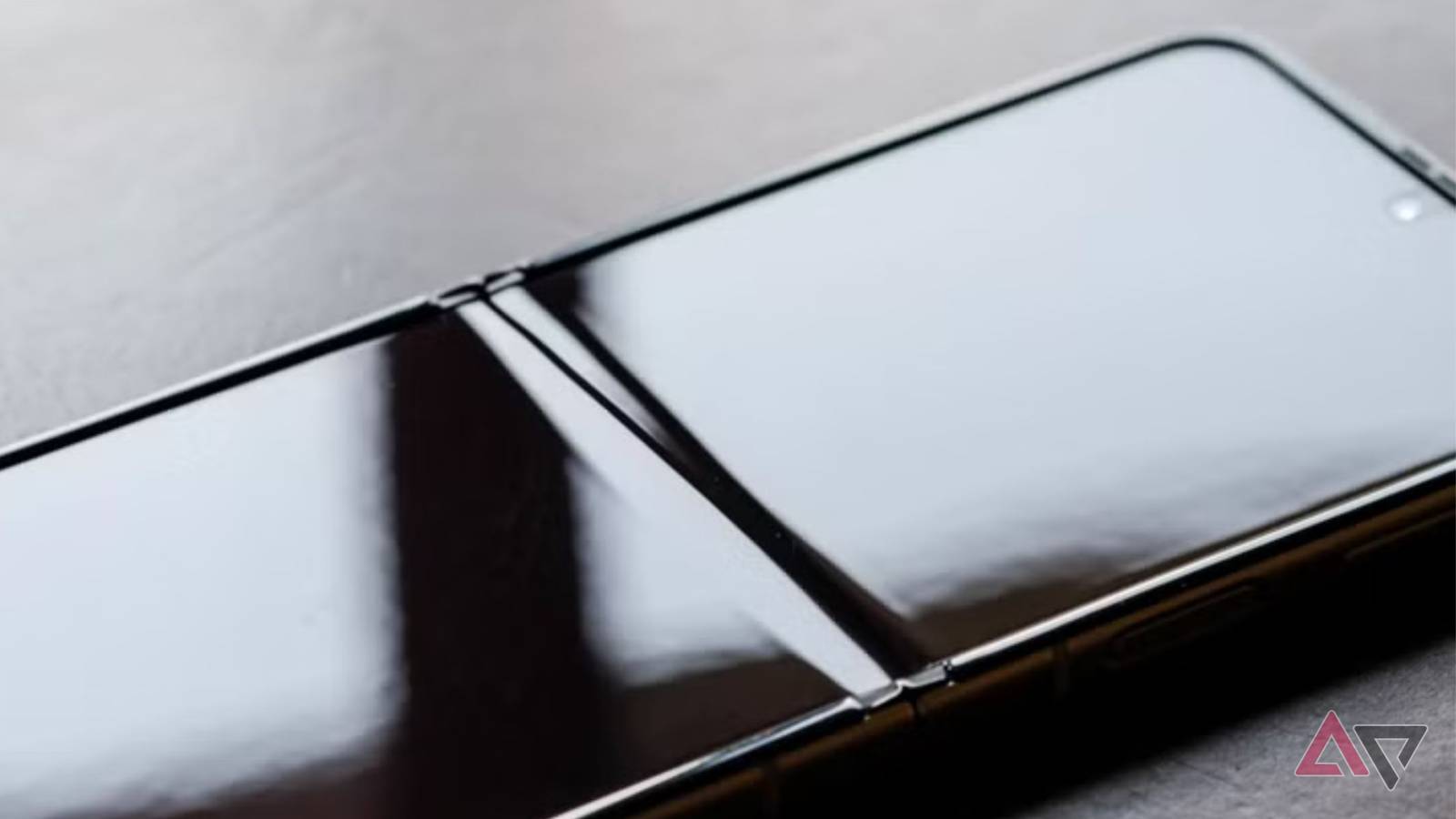 Samsung завершила поддержку смартфонов Galaxy Z Fold 3 и Z Flip 3 Экран смартфона Samsung Galaxy Z Flip 3