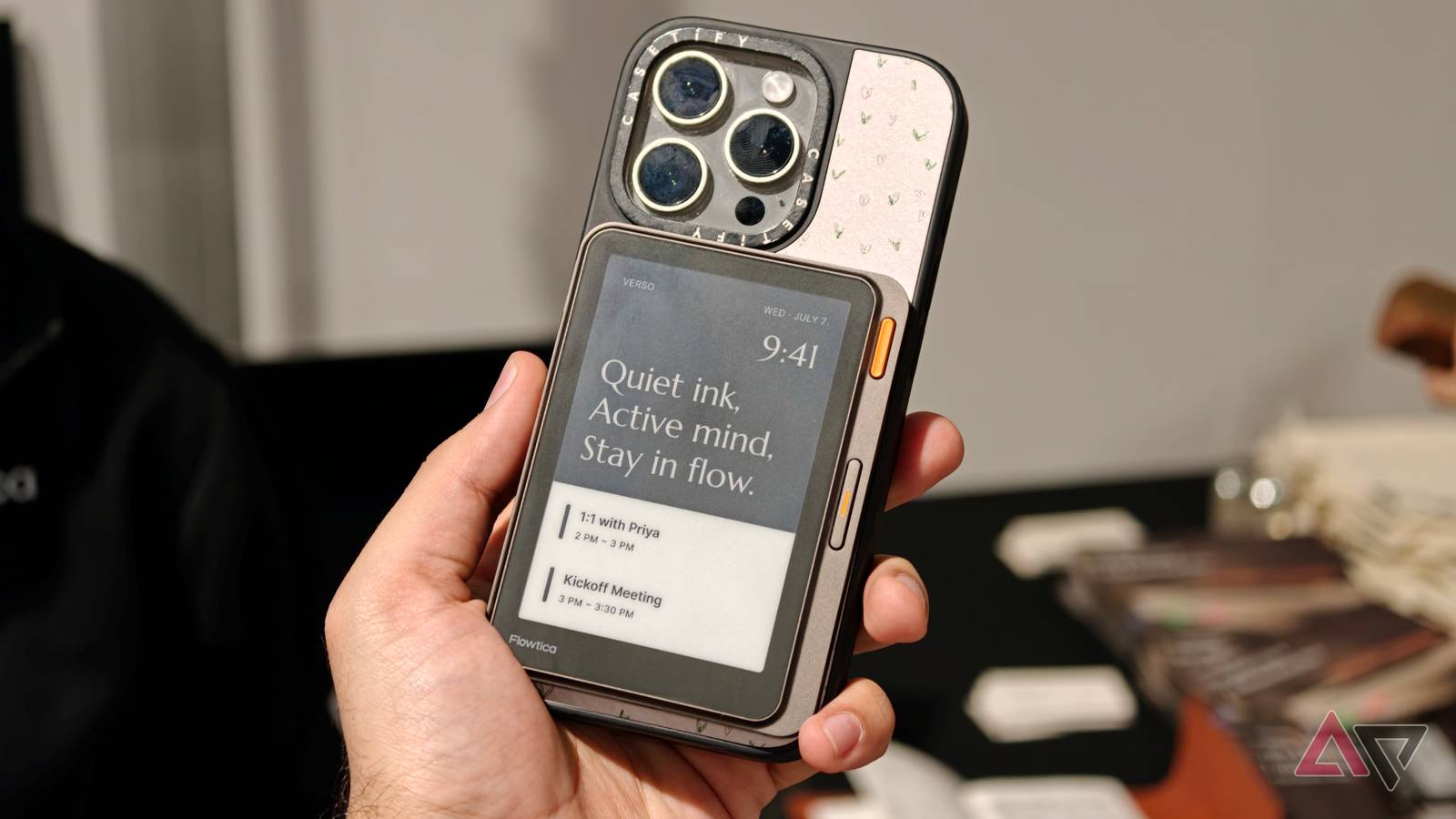 Flowtica Verso, magnetically attached to phone