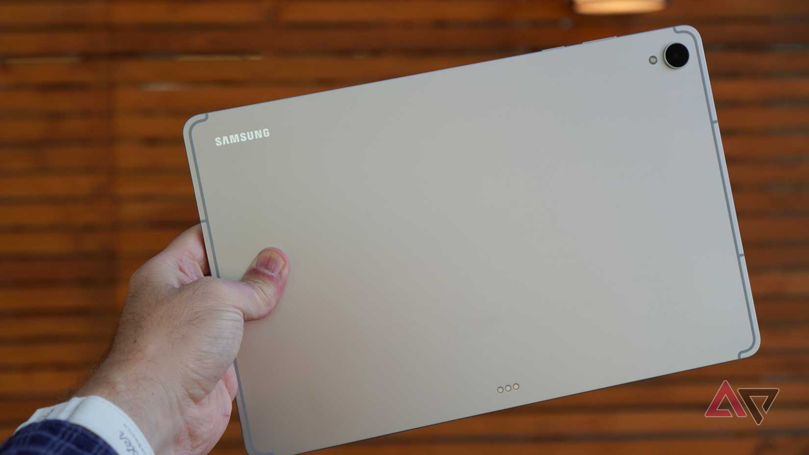 Una persona con in mano il Samsung Galaxy Tab S12 Plus