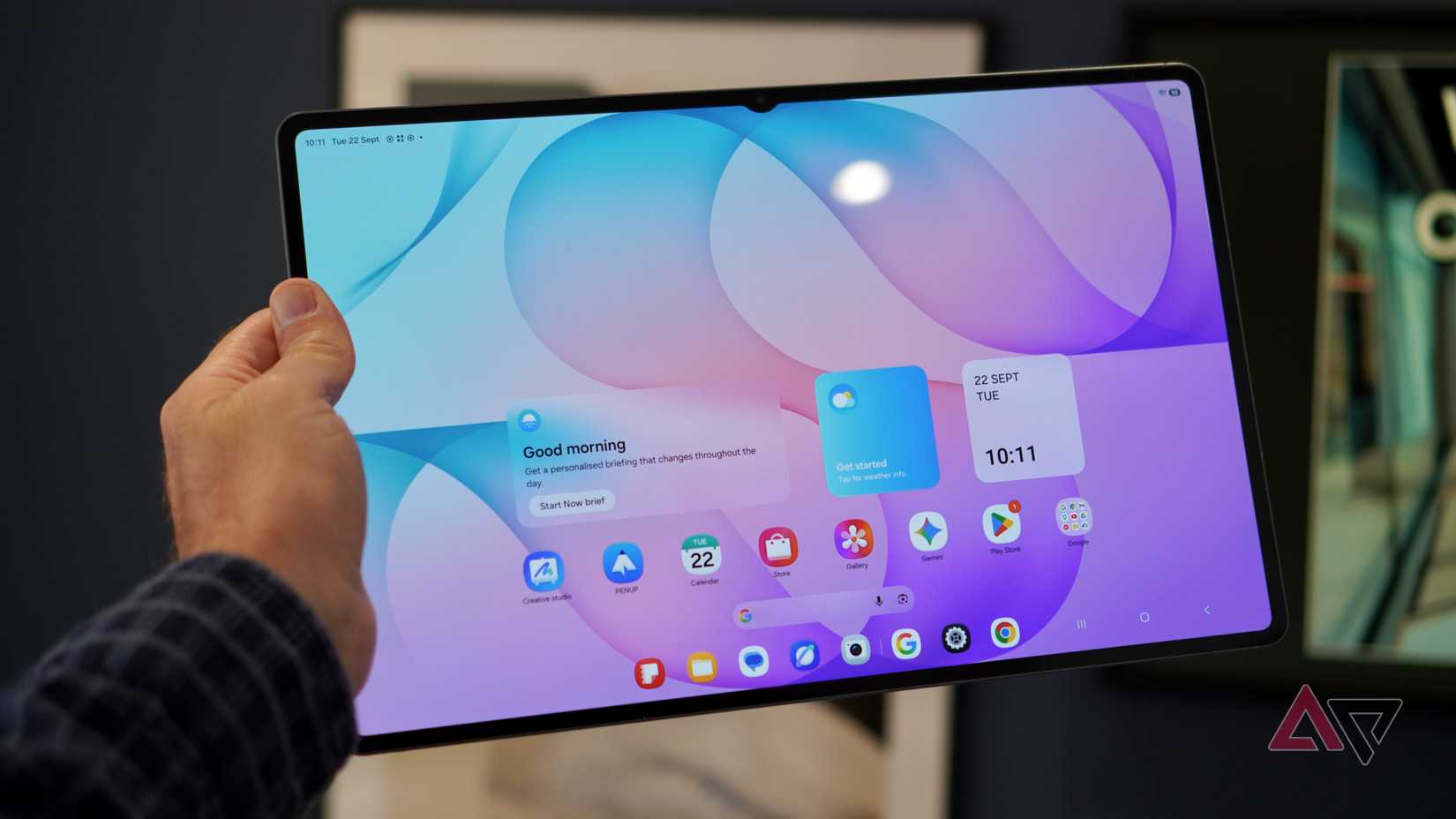 Una persona che tiene in mano il Samsung Galaxy Tab S12 Ultra