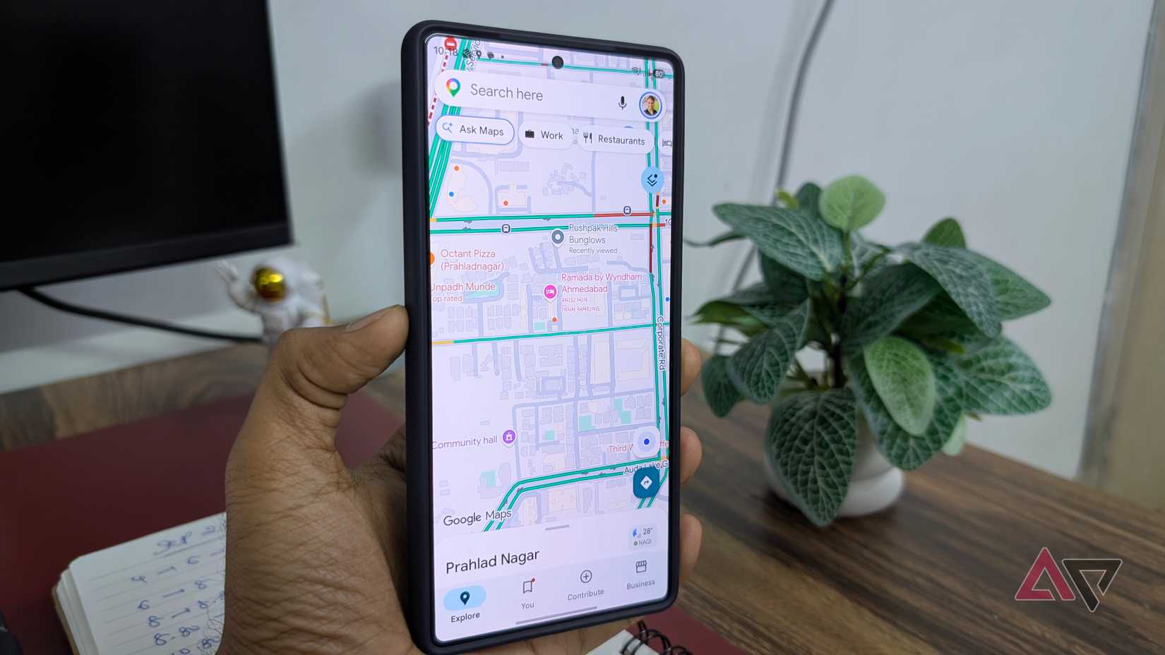Как функция планирования времени в Google Maps меняет подход к поездкам Интерфейс Google Maps на смартфоне