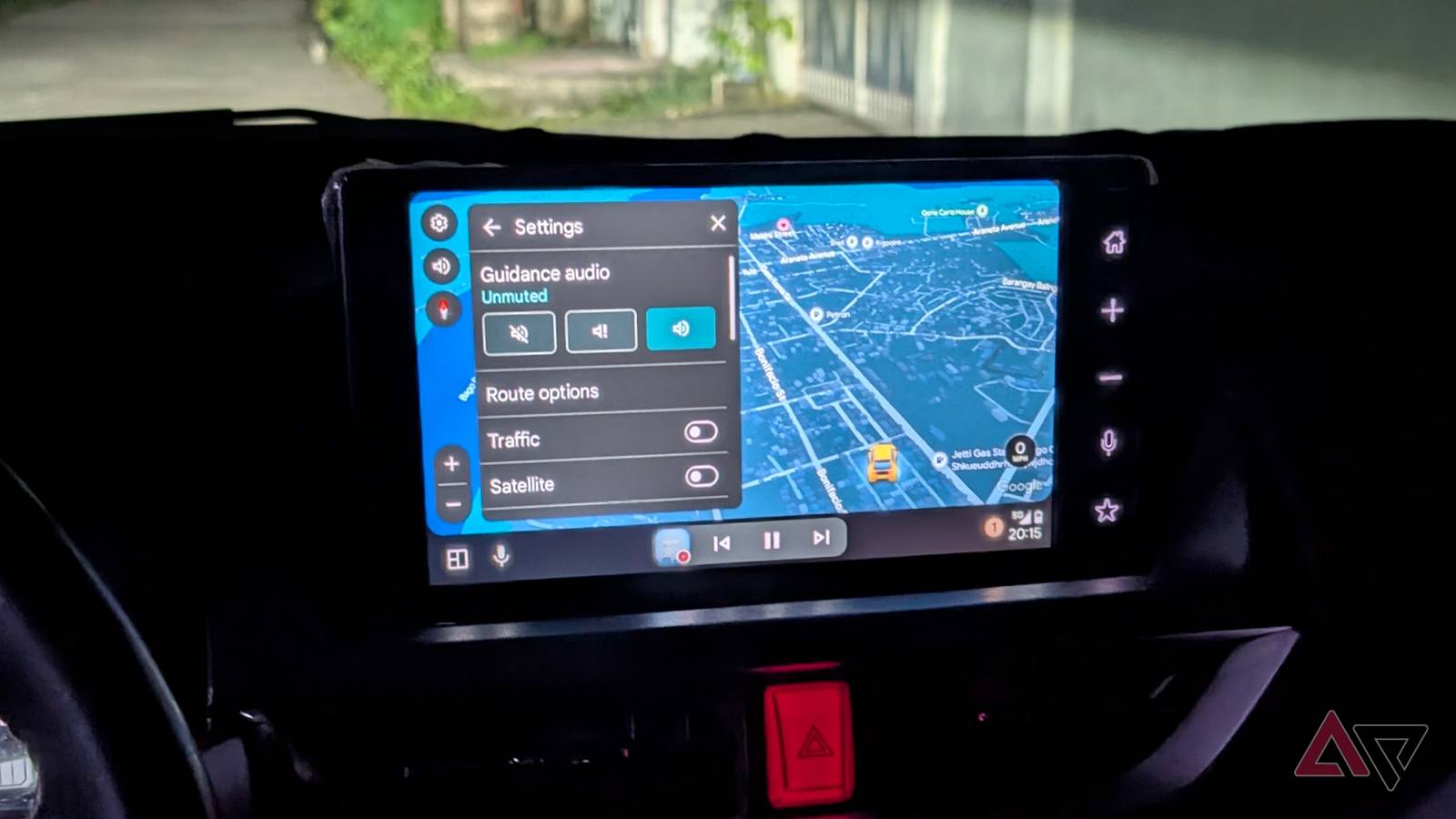 Google-Maps-settings-on-Android-Auto-display-showing-voice-volume-and-traffic-layer-1
