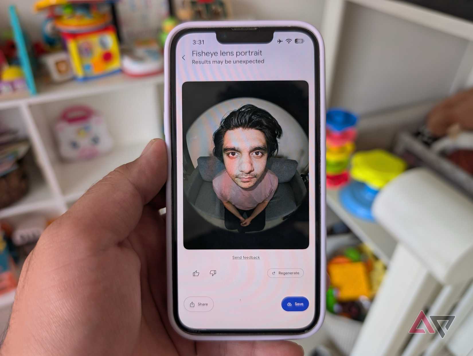 Mano che tiene il telefono Pixel con la funzionalità Remix di Google Foto