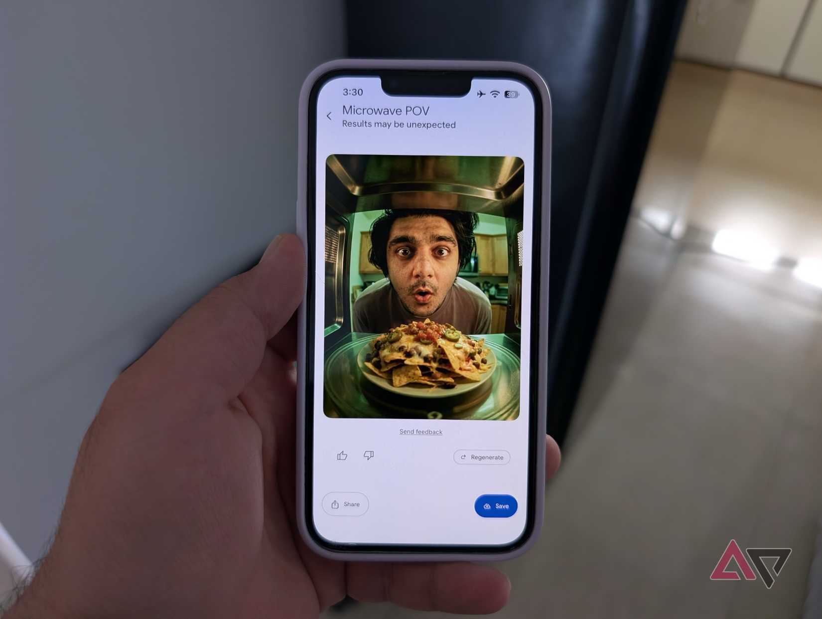 Mano che tiene il telefono Pixel con la funzionalità Remix di Google Foto