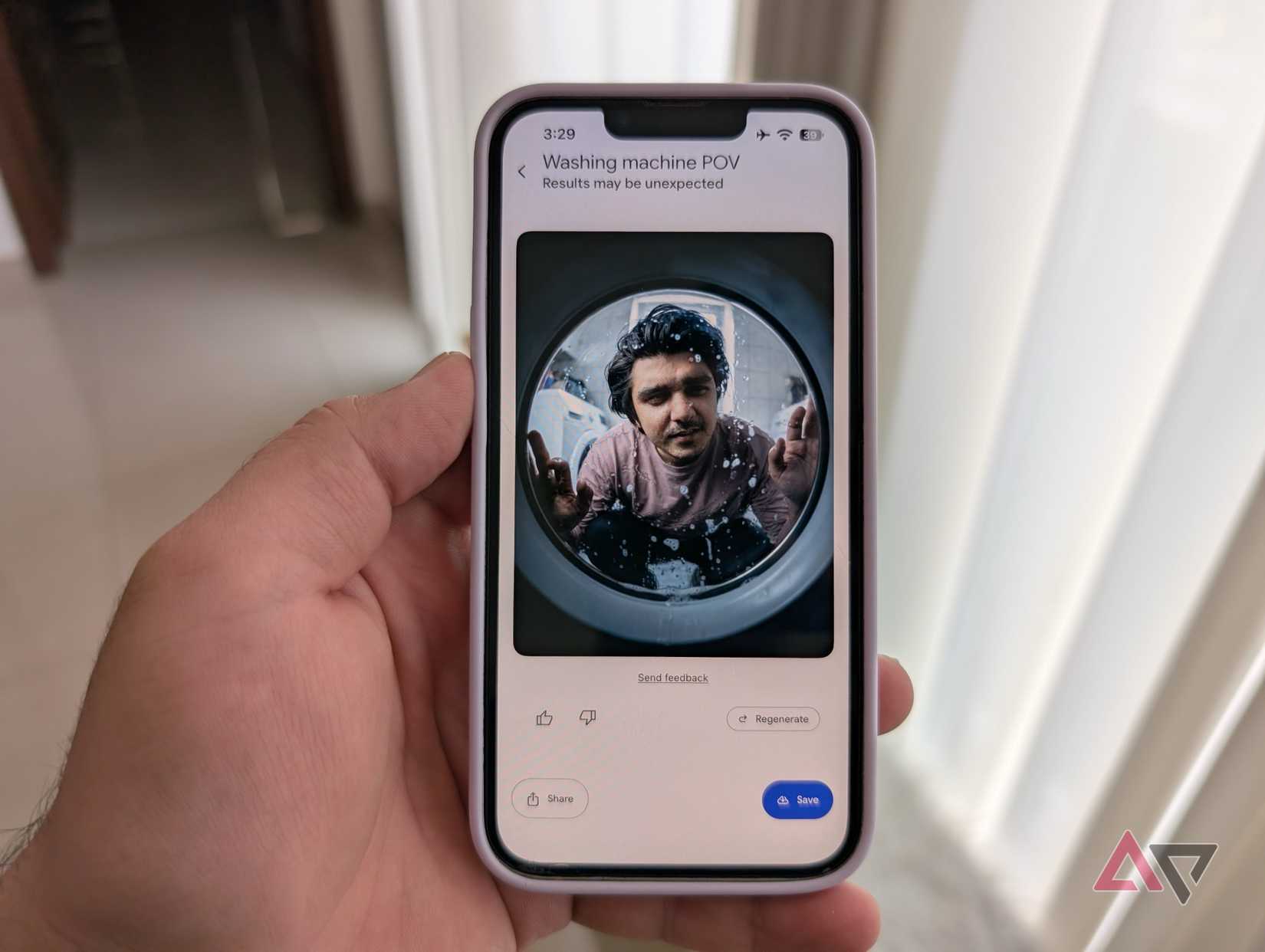 Mano che tiene il telefono Pixel con la funzionalità Remix di Google Foto