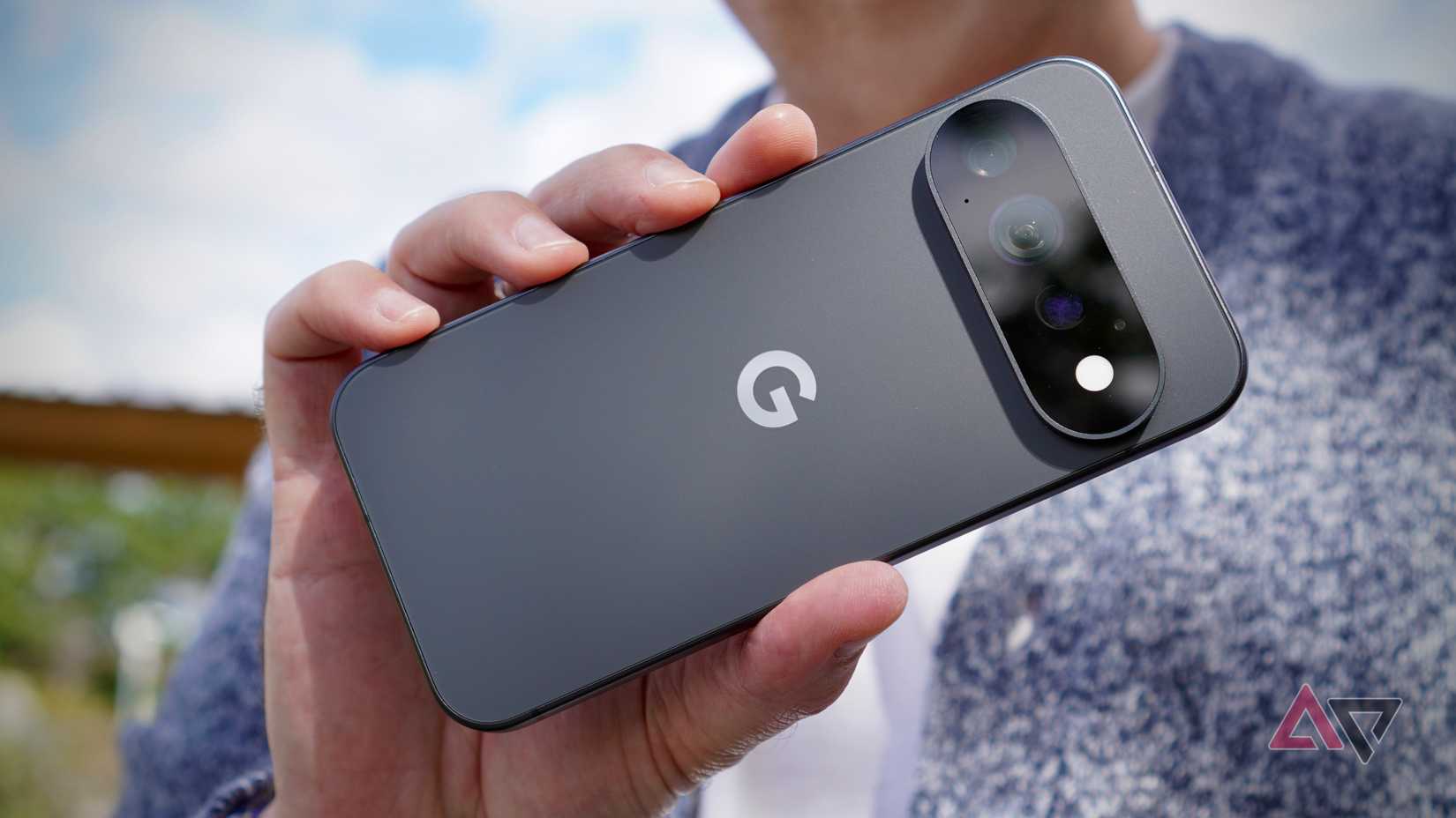 Una persona che tiene in mano Google Pixel 11 Pro