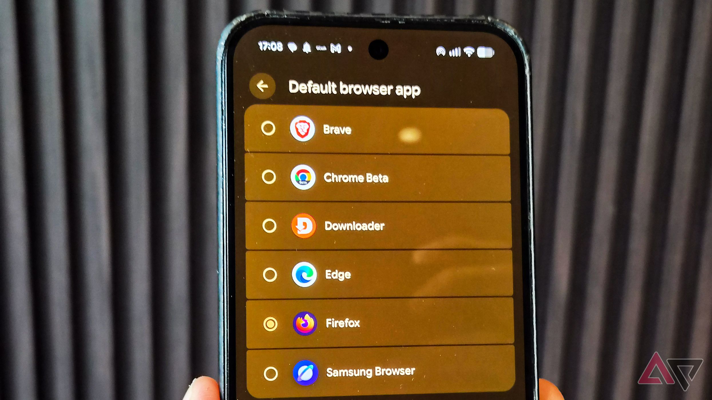 Google-Pixel-phone-showing-default-browser-app-option-with-chrome-edge-firefox-samsung-brave
