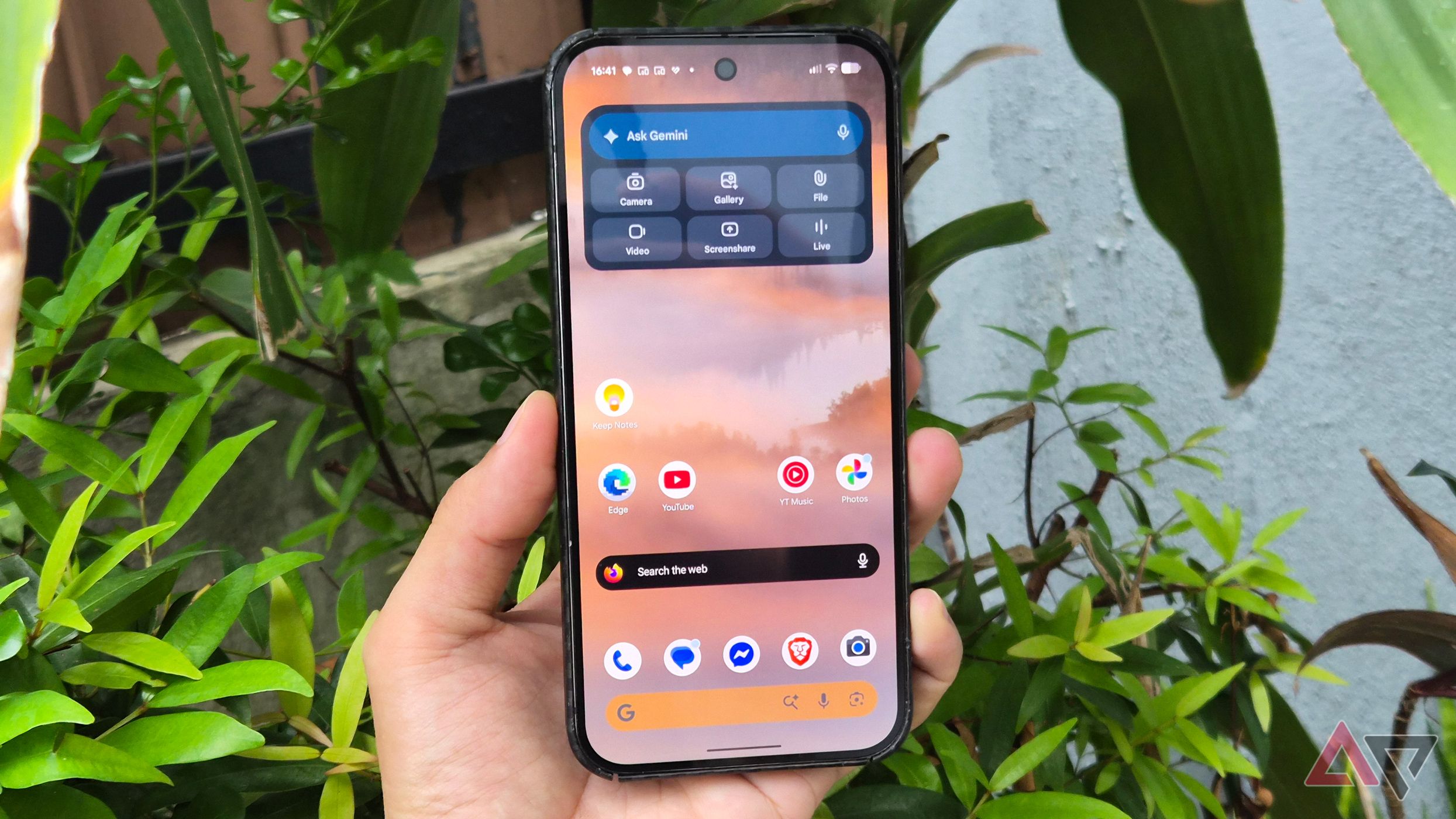 Google-Pixel-phone-with-keep-notes-browser-and-Gemini-widget-on-home-screen