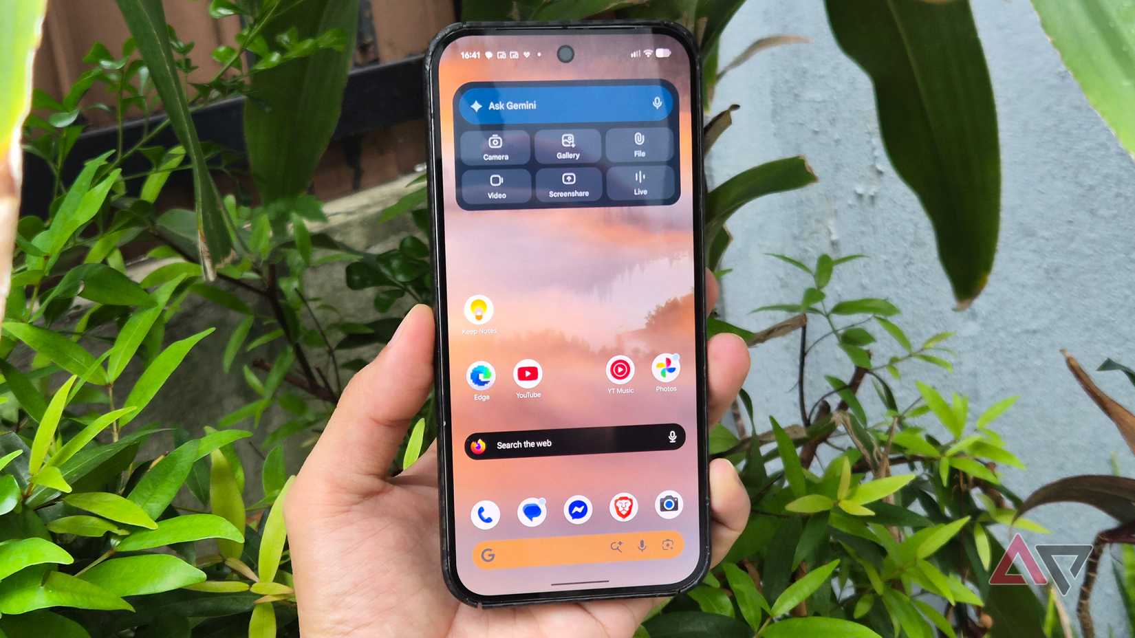 Google-Pixel-phone-with-keep-notes-browser-and-Gemini-widget-on-home-screen