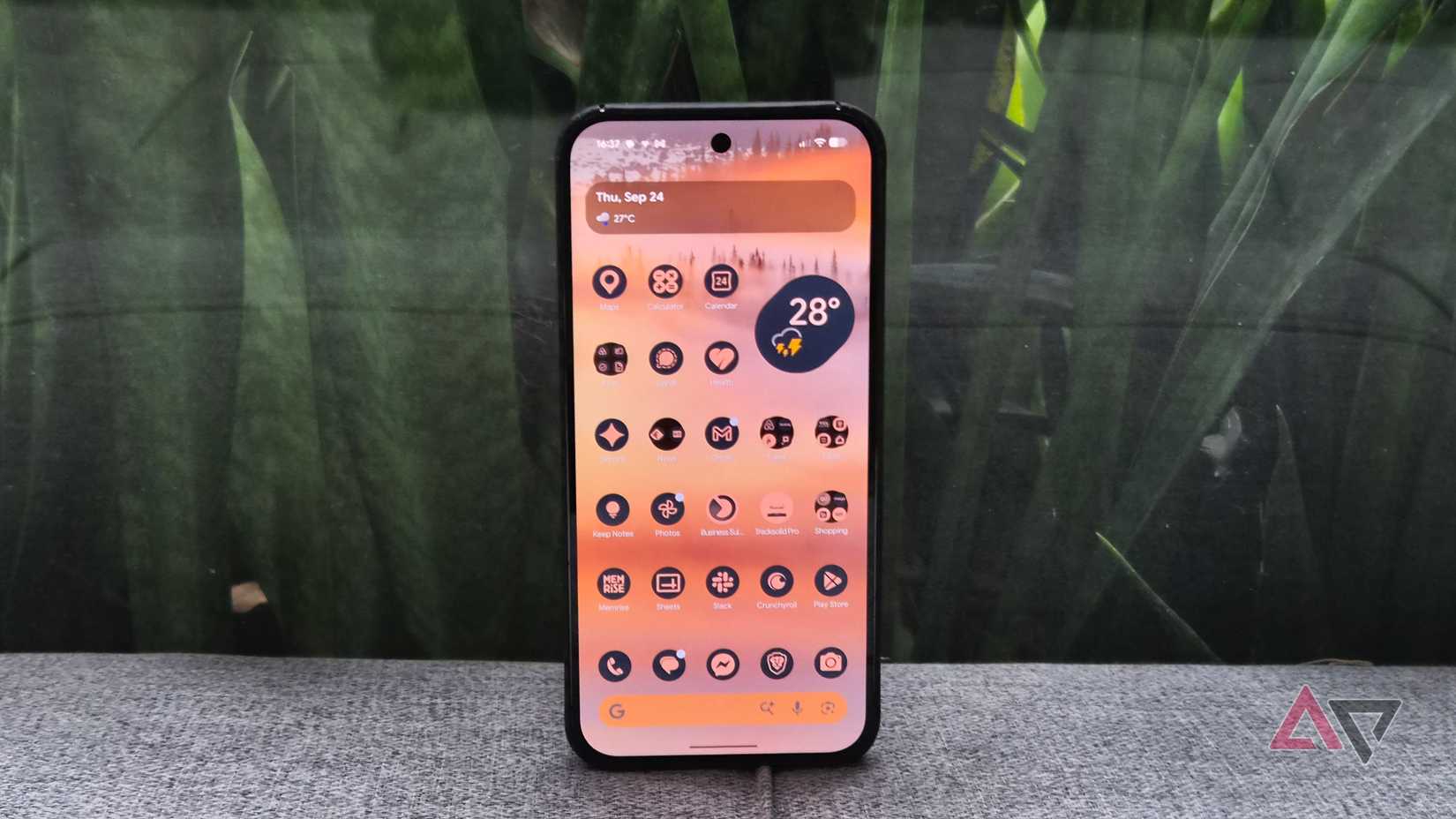 Google-Pixel-phone-with-themed-apps-and-home-screen