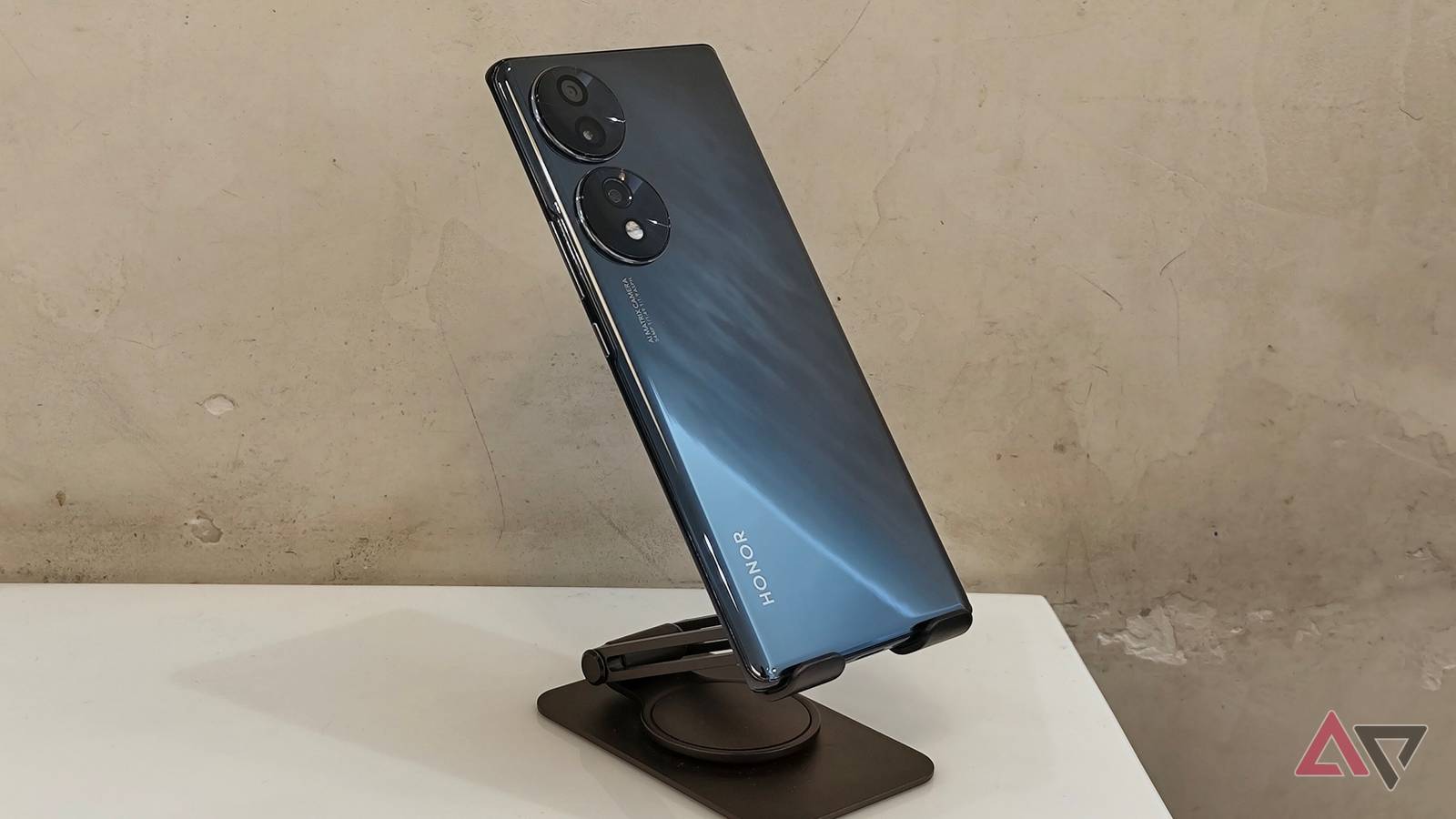 Как старый смартфон на Android помог избавиться от мертвых зон Wi-Fi дома Смартфон на подставке возле окна