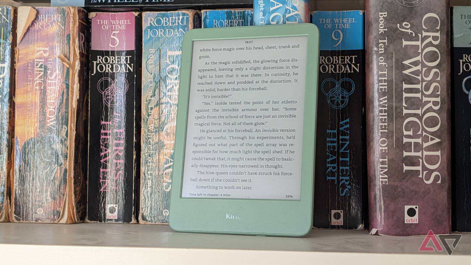 6 полезных настроек Kindle, которые стоит включить сразу после покупки Kindle рядом с книгами на полке