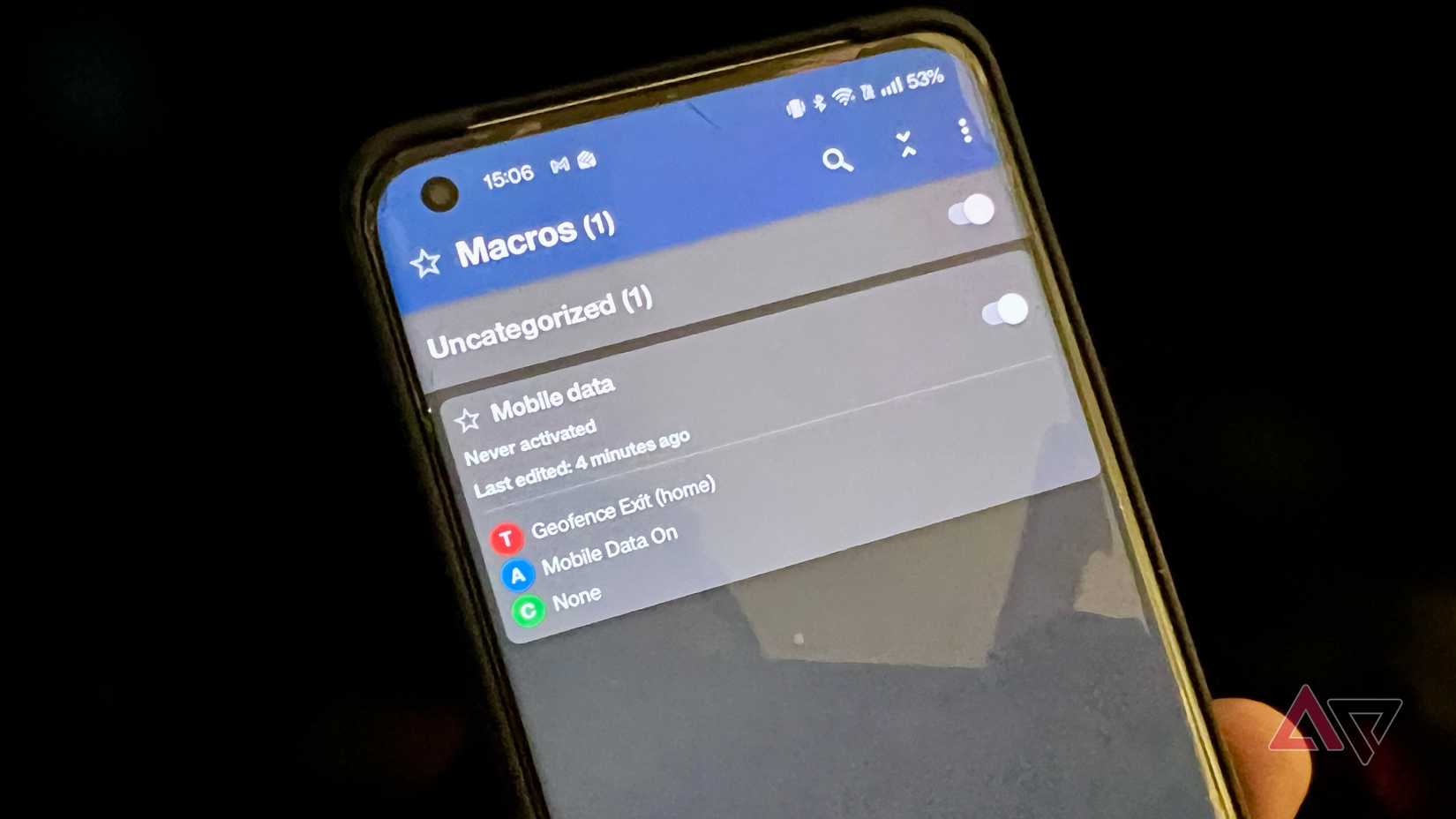 Интерфейс приложения MacroDroid с примером базового макроса Интерфейс приложения MacroDroid с примером базового макроса