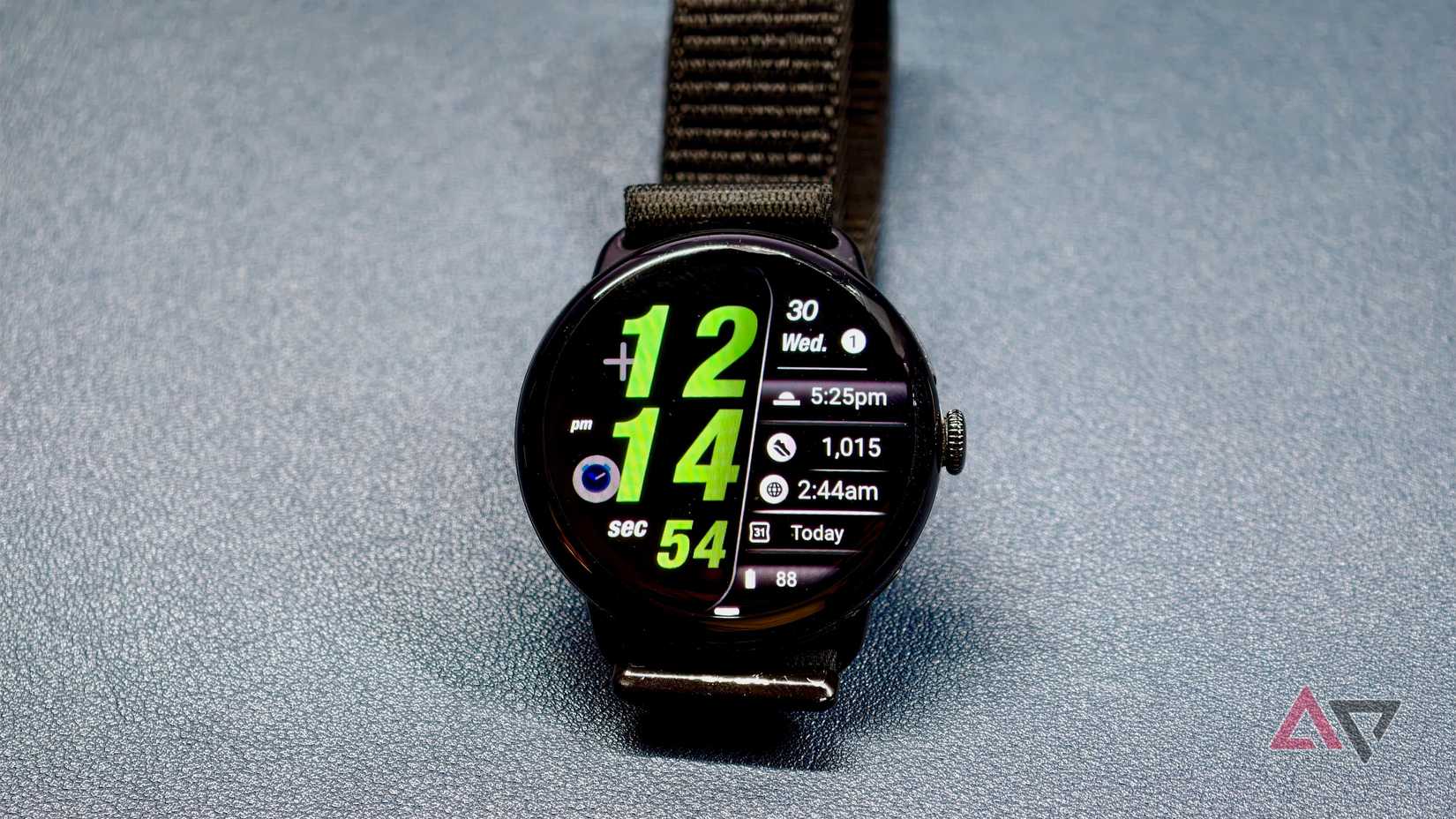 Minimal Digital Watch Face RE02 on Pixel Watch 4