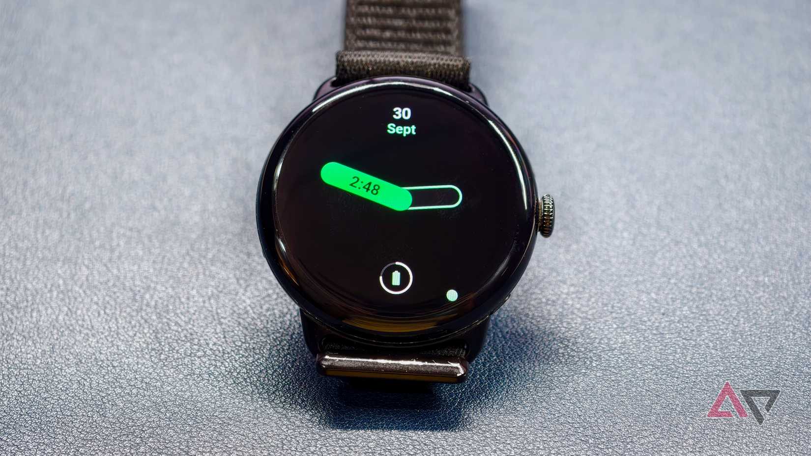 MNML Analog Watch Face on Pixel Watch 4