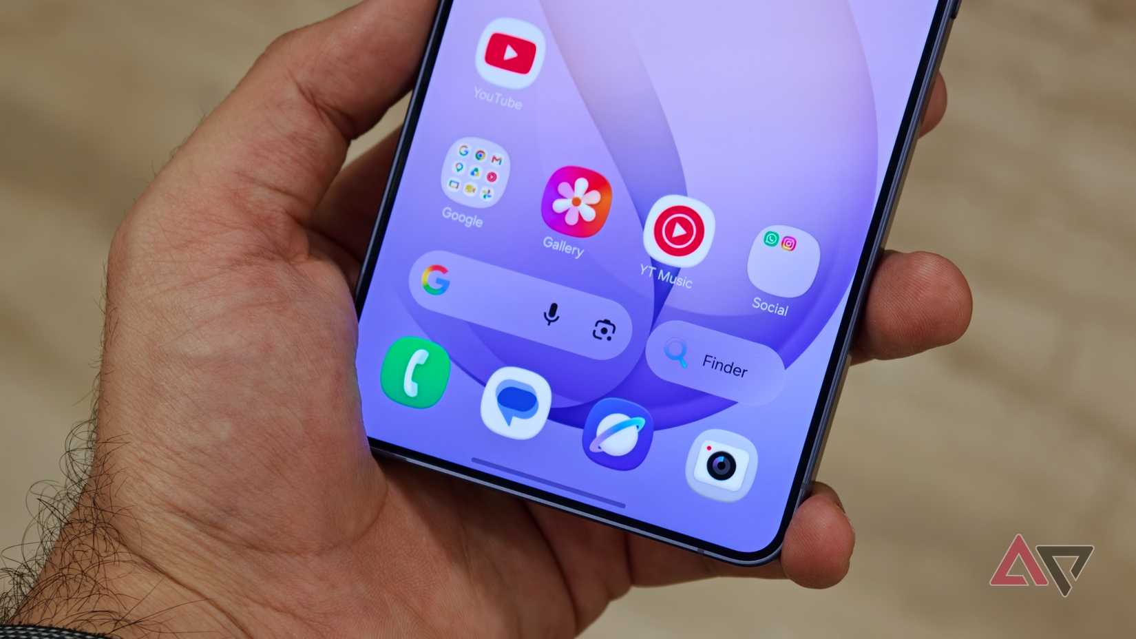 Schermata iniziale di Samsung One UI 9 che mostra Finder insieme a Ricerca Google