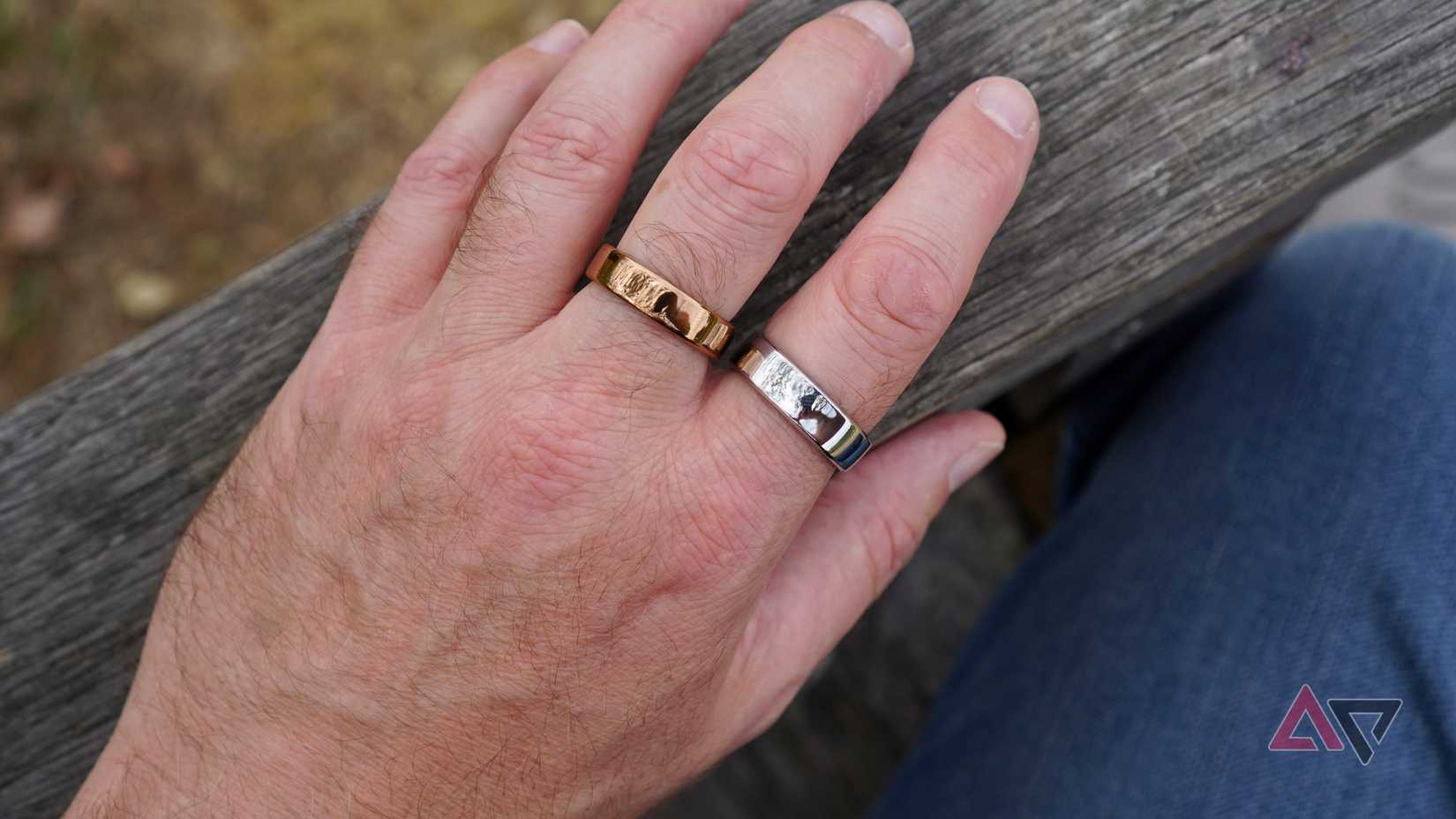 佩戴 Oura Ring 5 和 RingConn Gen 3 的人