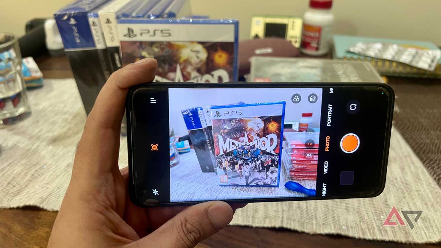 Как каталогизировать коллекцию игр с помощью Gemini Смартфон фотографирует физические копии игр для сканирования через Gemini