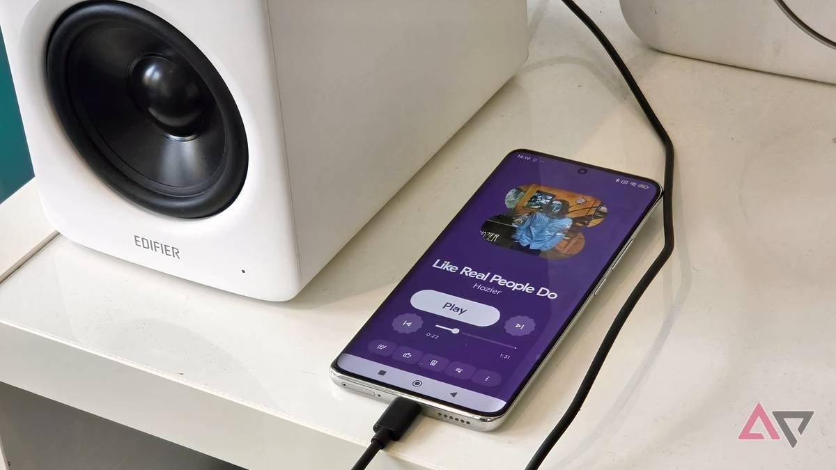 Как превратить старый смартфон в выделенный Hi-Fi плеер Смартфон Poco X7, подключенный к колонке Edifier M90 через приложение Rhythm