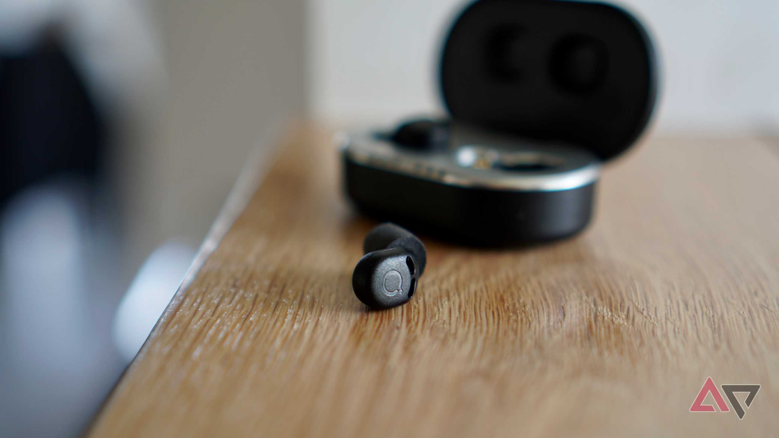 The QuietOn 4 earbud's logo