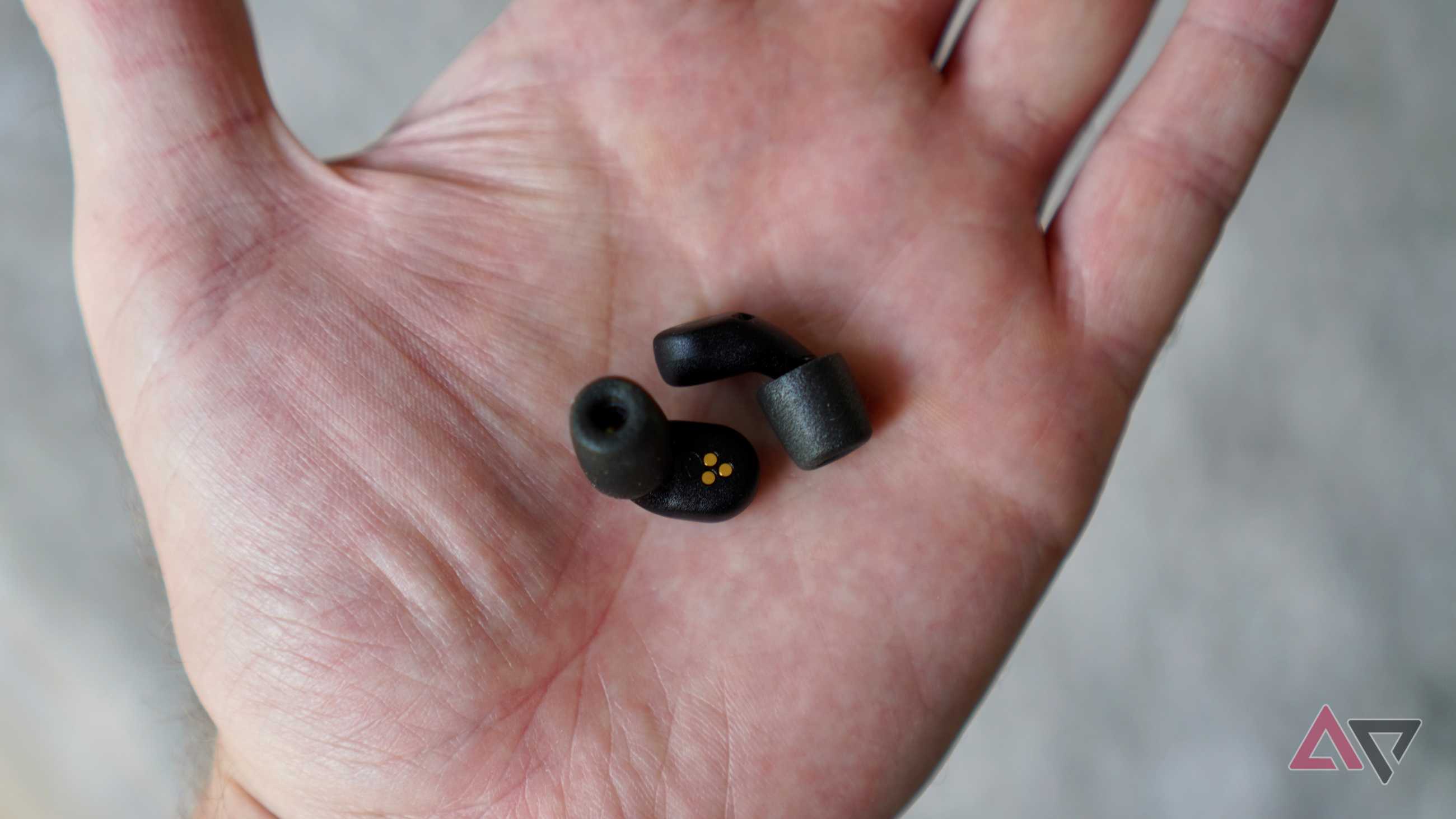 A person holding the QuietOn 4 earbuds
