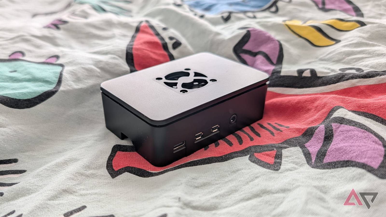 Компьютер Raspberry Pi 4B на кровати