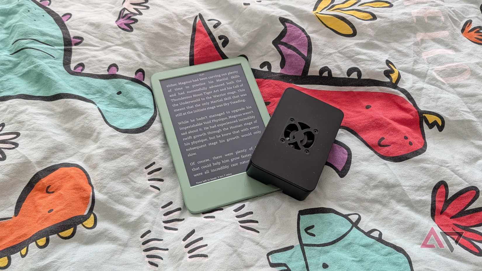 Il Raspberry Pi 4B accanto a un Kindle, che mostra quanto è piccolo.