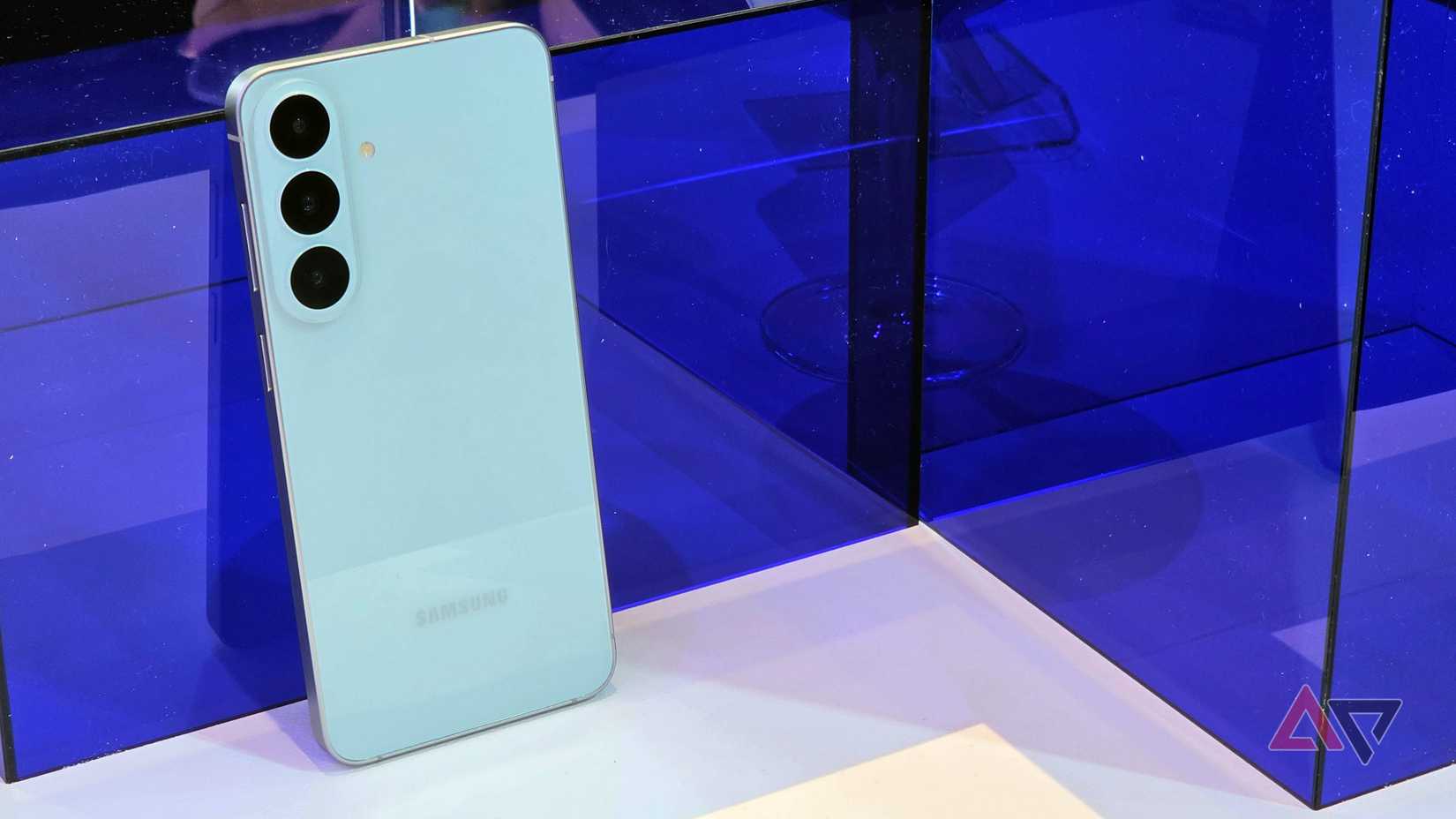 Il Samsung Galaxy S26 FE appoggiato a una scatola blu.