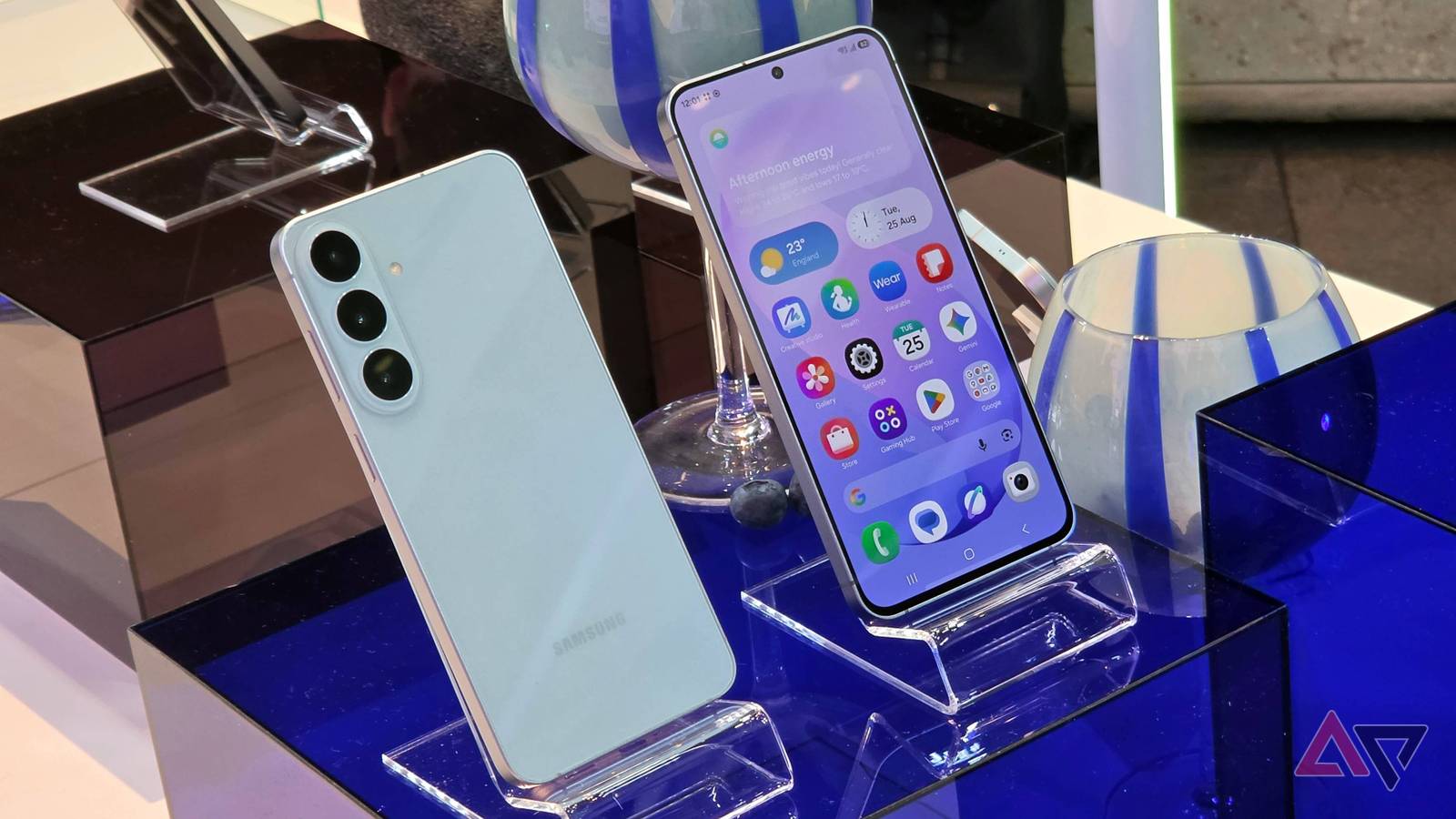 Two Samsung Galaxy S26 FE models next to each other.