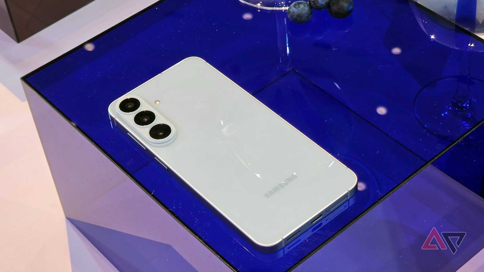Il Samsung Galaxy S26 FE con lo schermo rivolto verso il basso su una scatola blu.