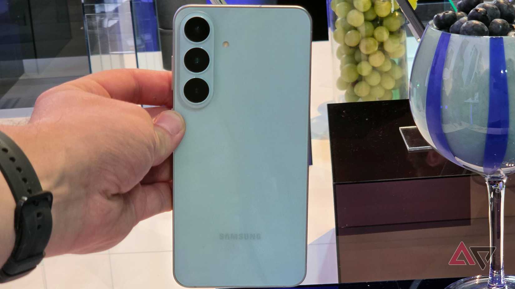 Il Samsung Galaxy S26 FE nella mano di un uomo.