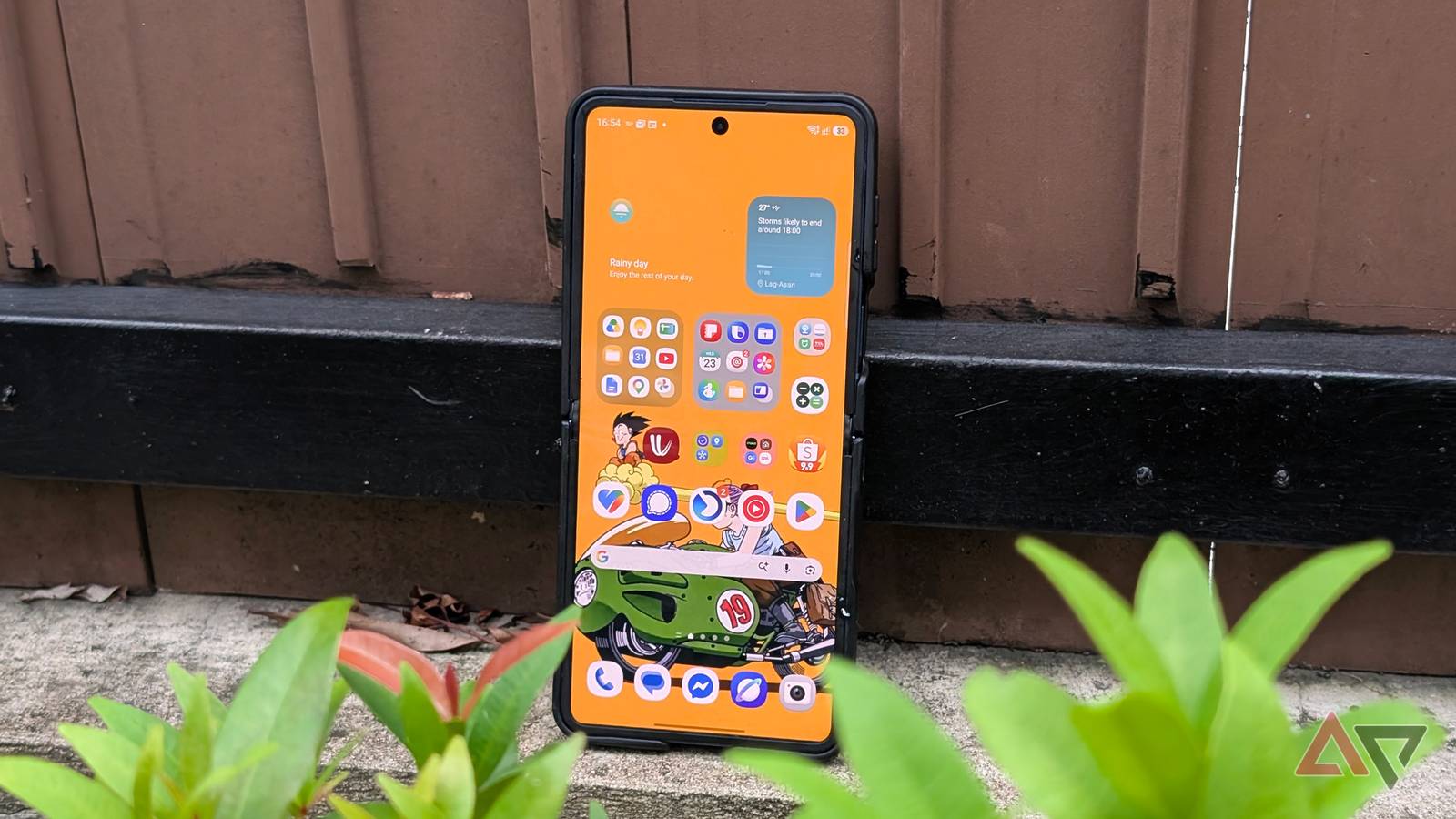 Samsung-Galaxy-Z-Flip-phone-on-One-UI-home-screen-with-Google-apps