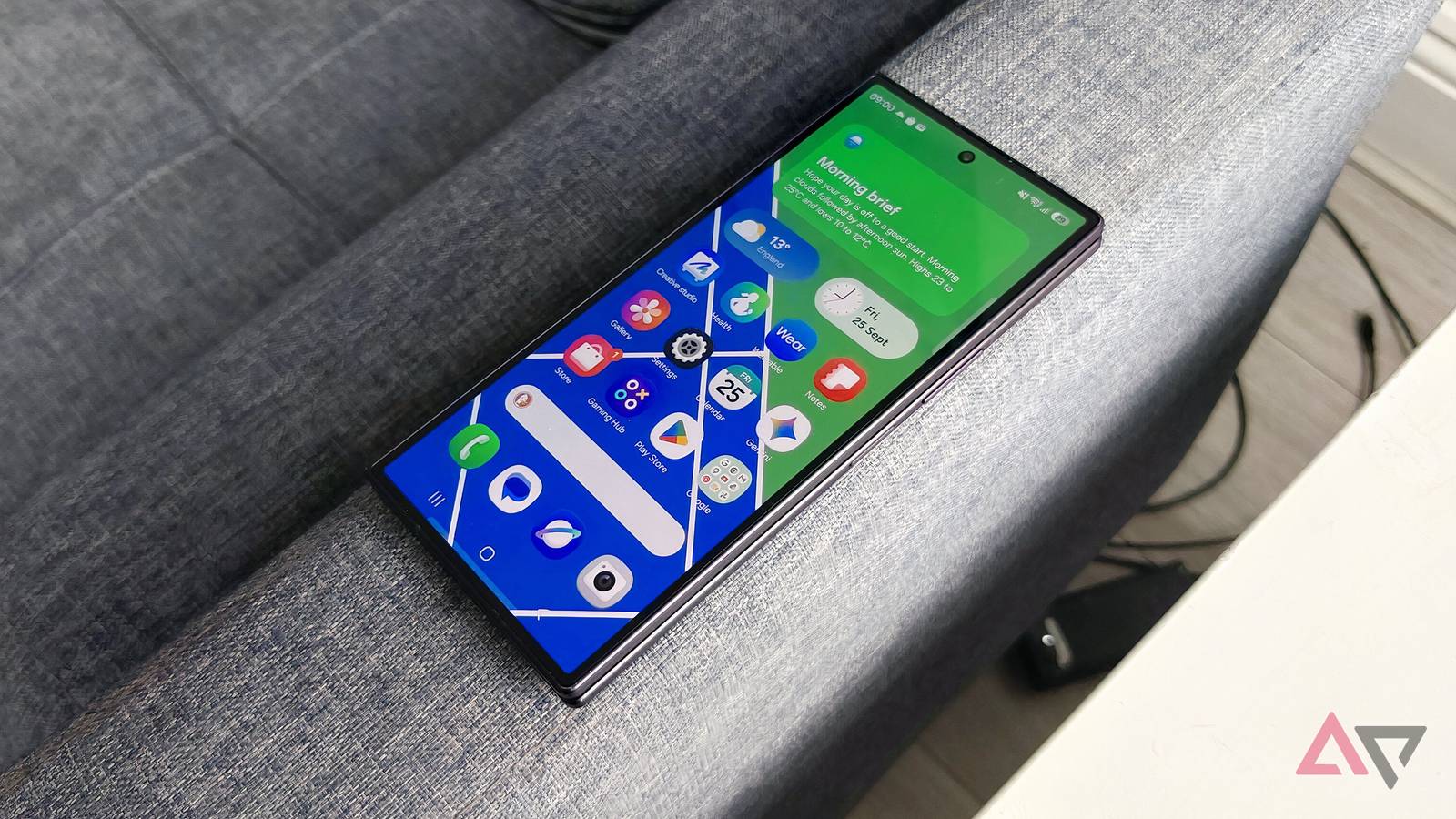 Опыт использования Samsung Galaxy Z Fold 8 Ultra на фоне модели Z Fold 8 Samsung Galaxy Z Fold 8 в сложенном виде на подлокотнике дивана