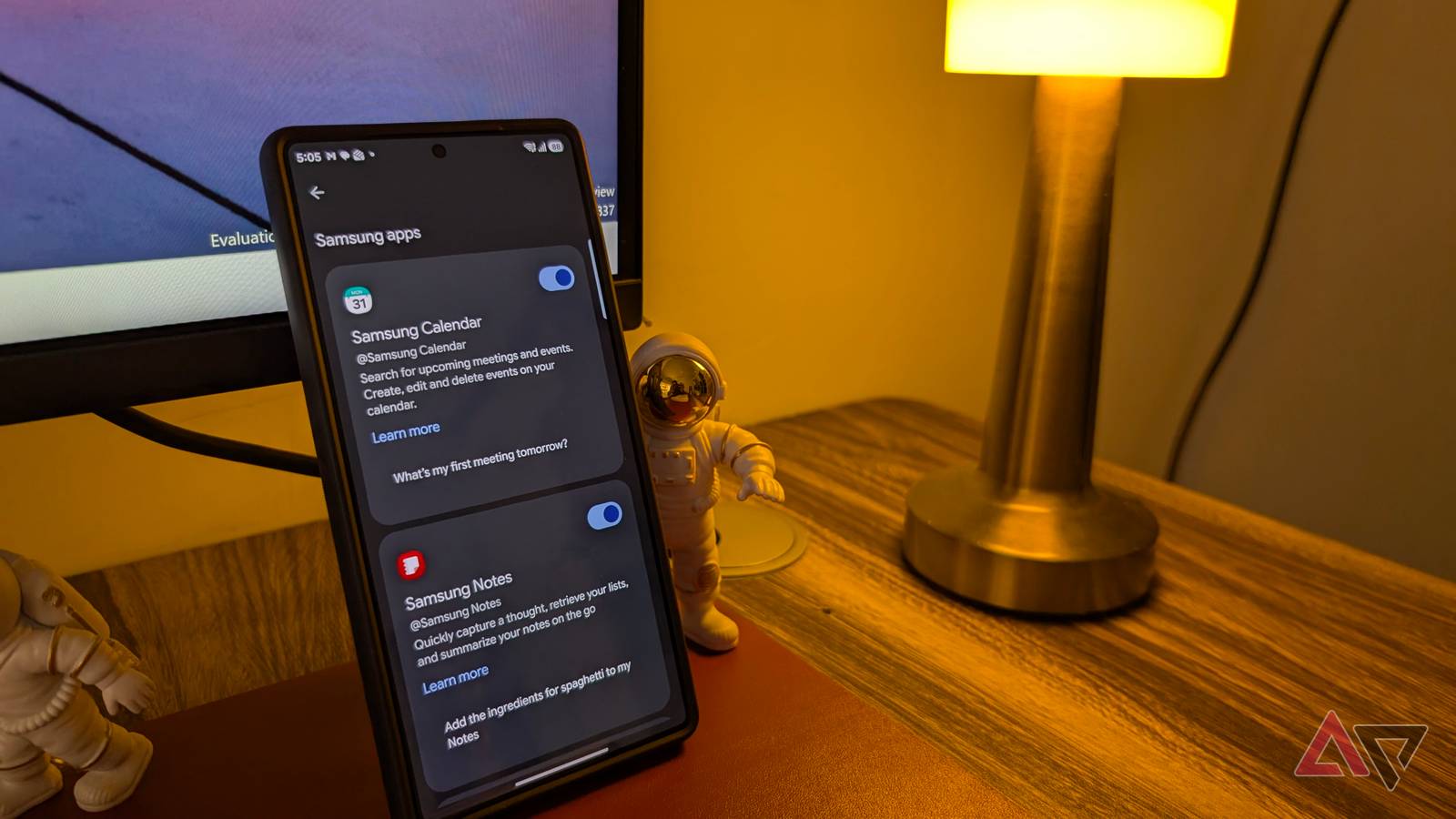 Смартфон Samsung на рабочем столе